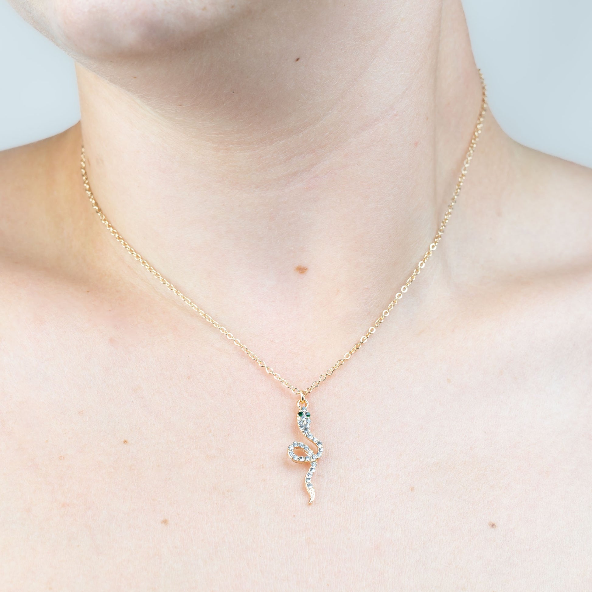 Colier la baza gâtului cu pandantiv șarpe cu ștrasuri