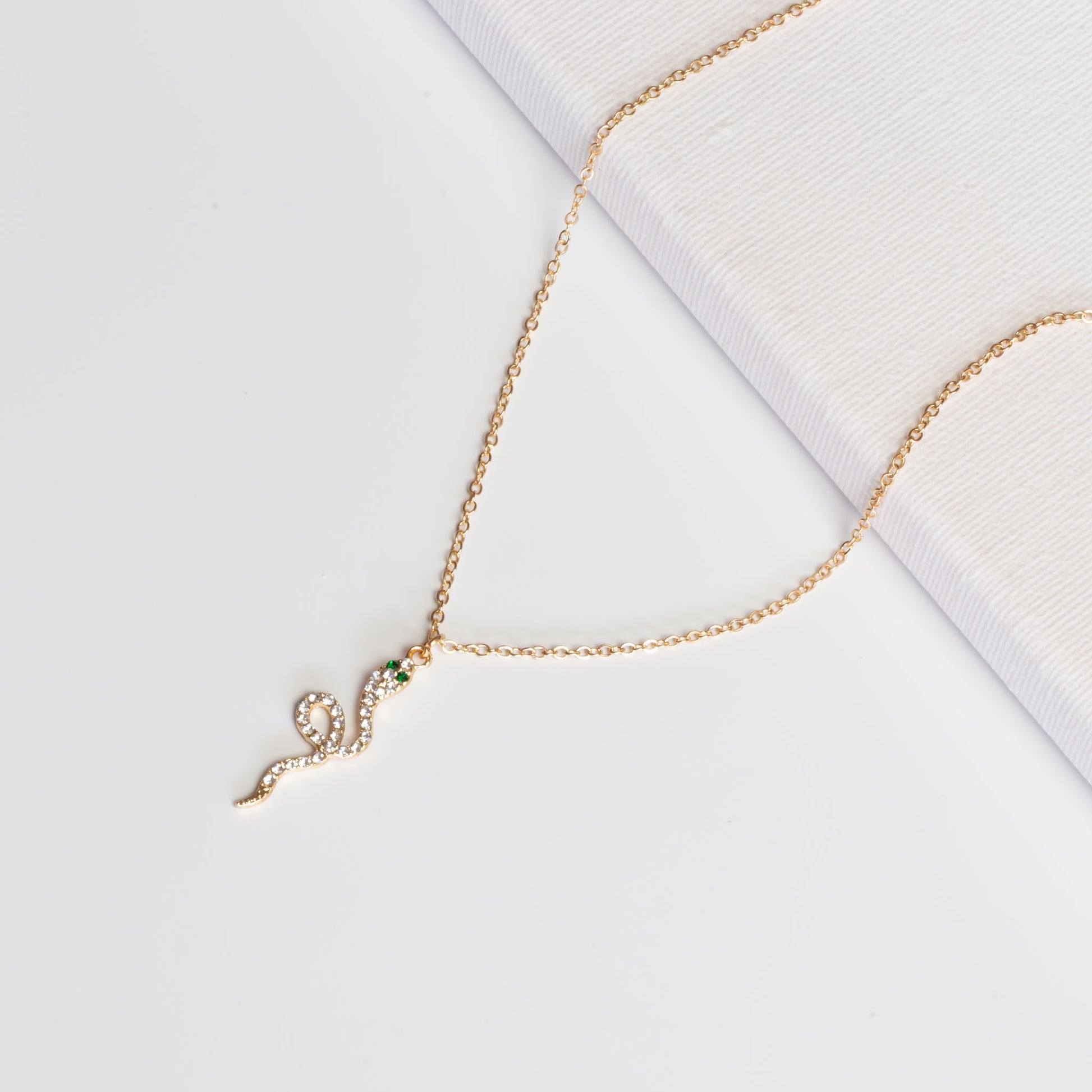 Colier la baza gâtului cu pandantiv șarpe cu ștrasuri