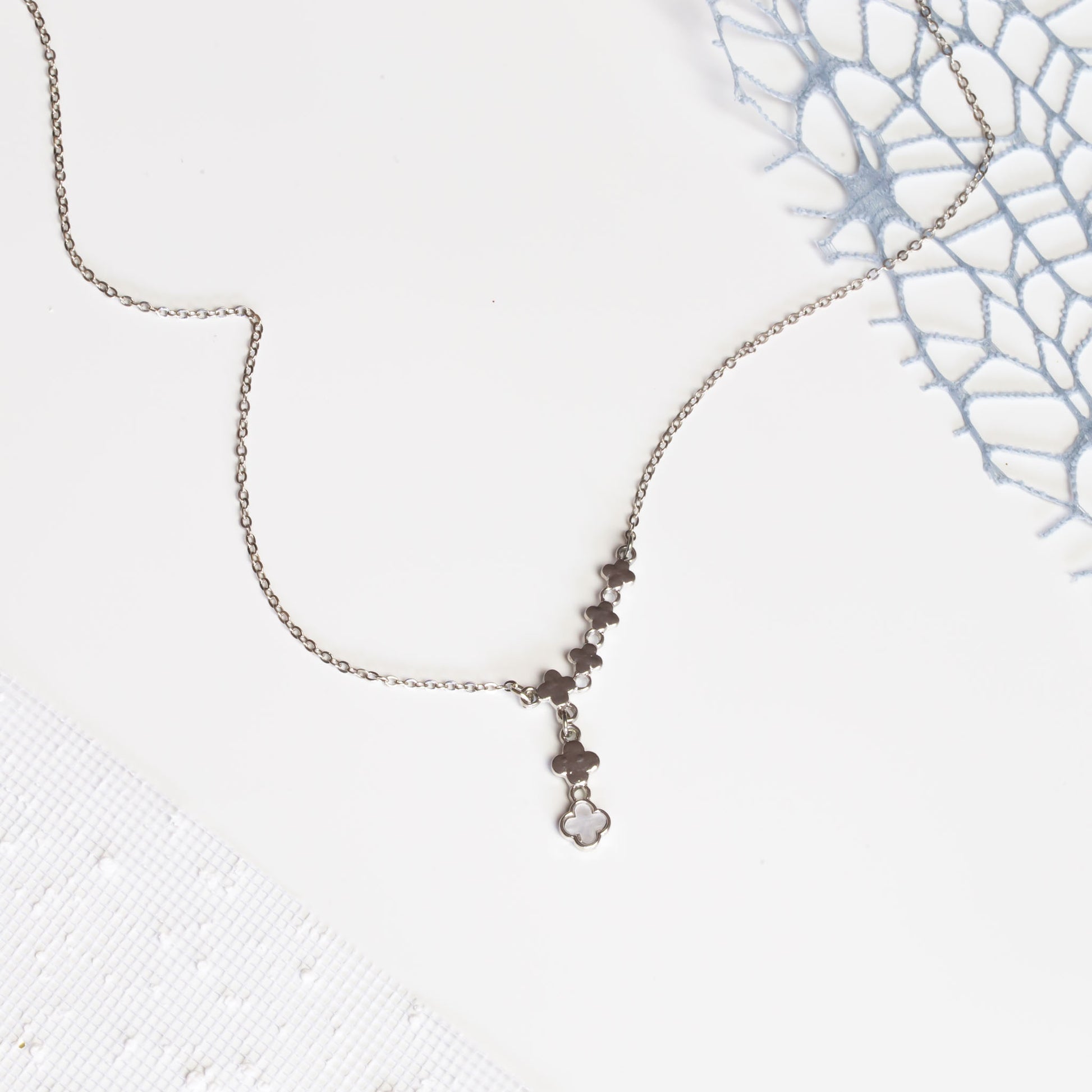 Colier la baza gâtului cu pandantiv trifoi cu patru foi - Argintiu