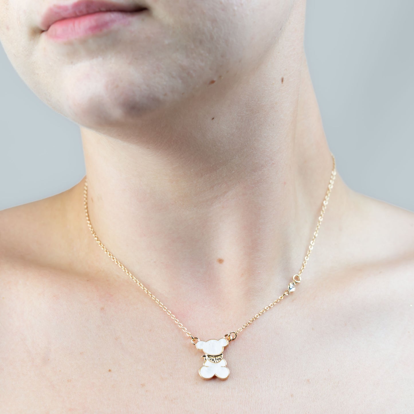 Colier la baza gâtului cu pandantiv ursuleț sidefat roz