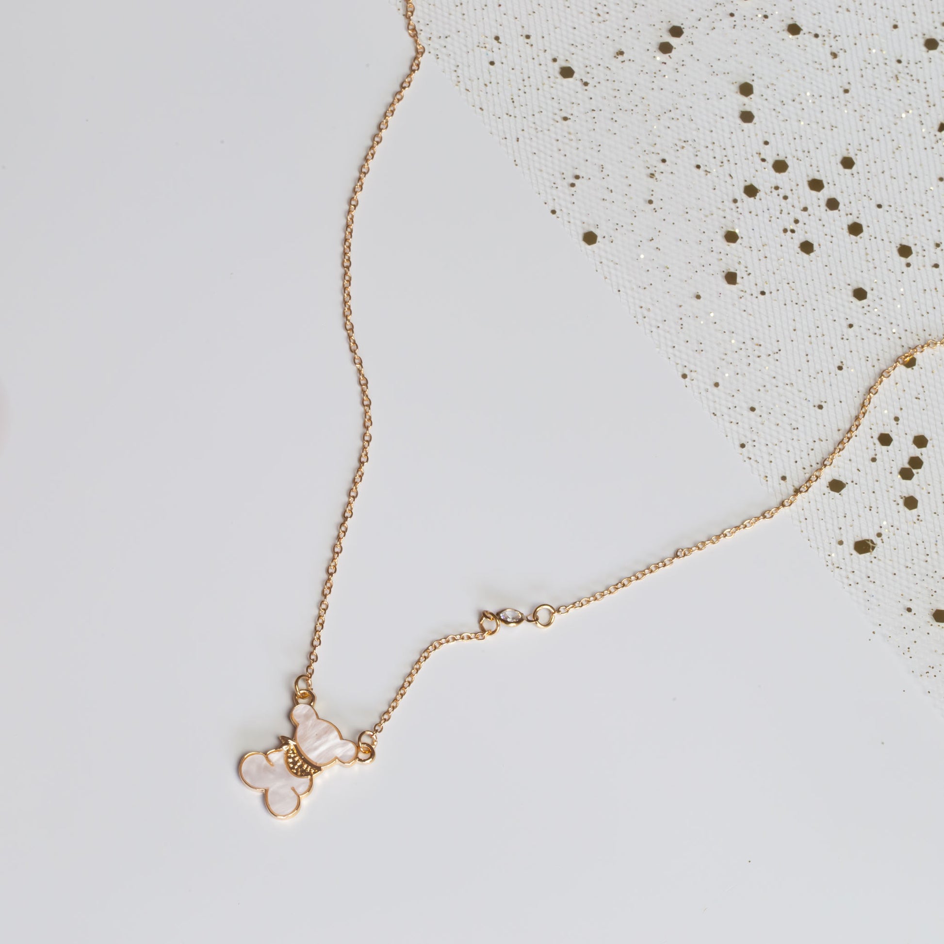 Colier la baza gâtului cu pandantiv ursuleț sidefat roz