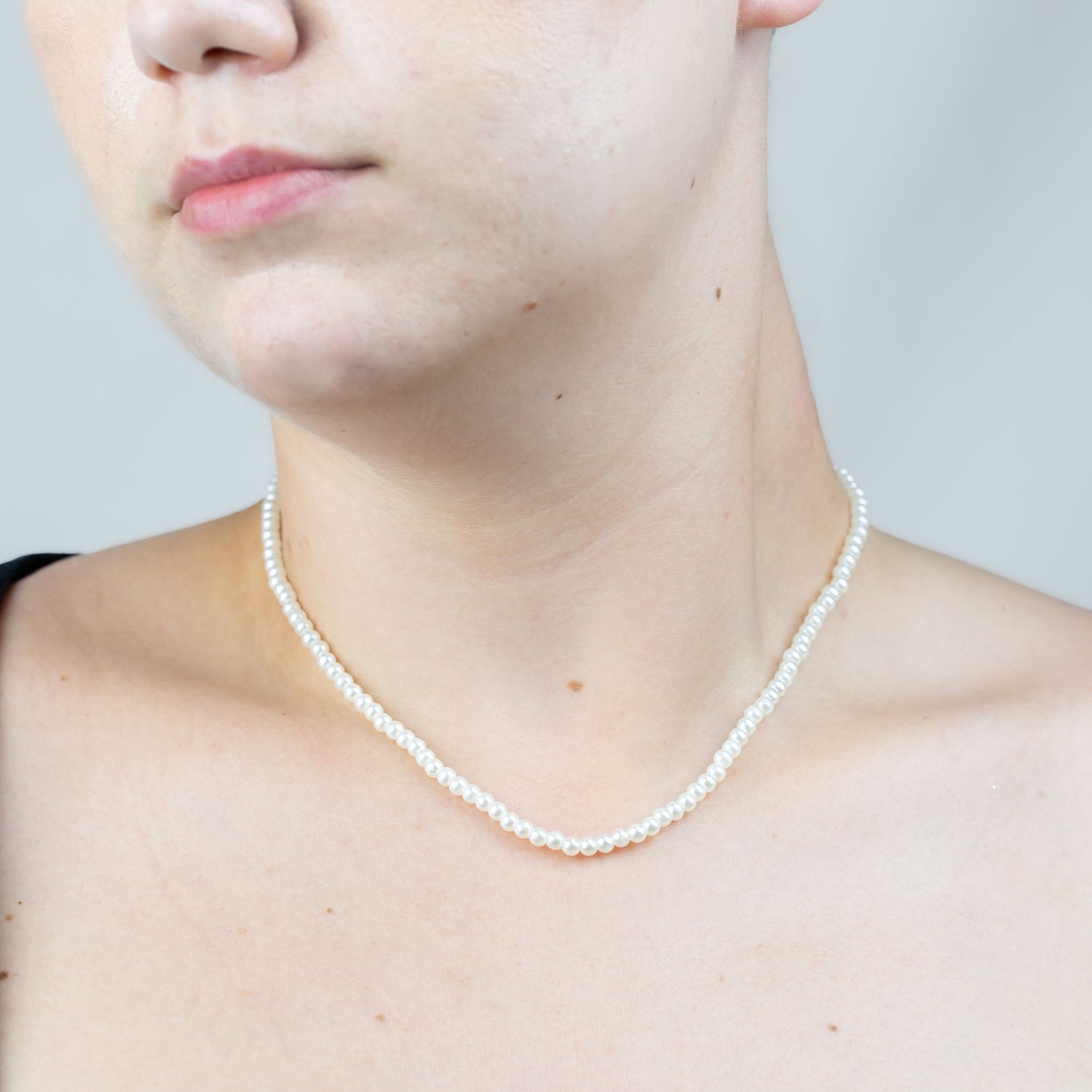 Colier la baza gâtului cu perle mici