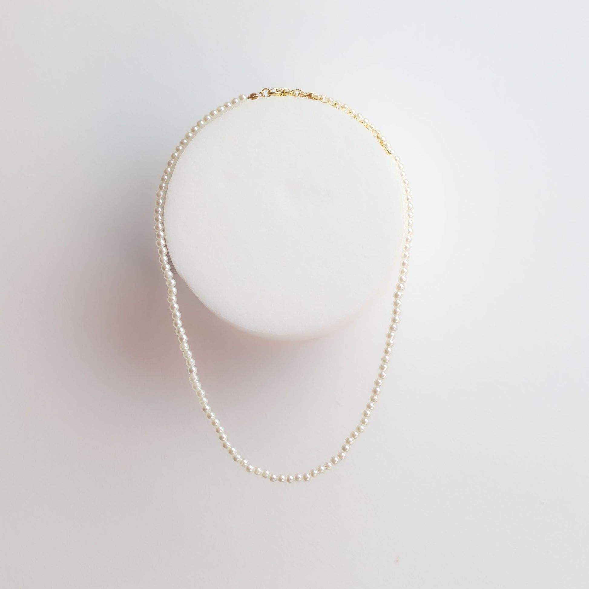 Colier la baza gâtului cu perle mici