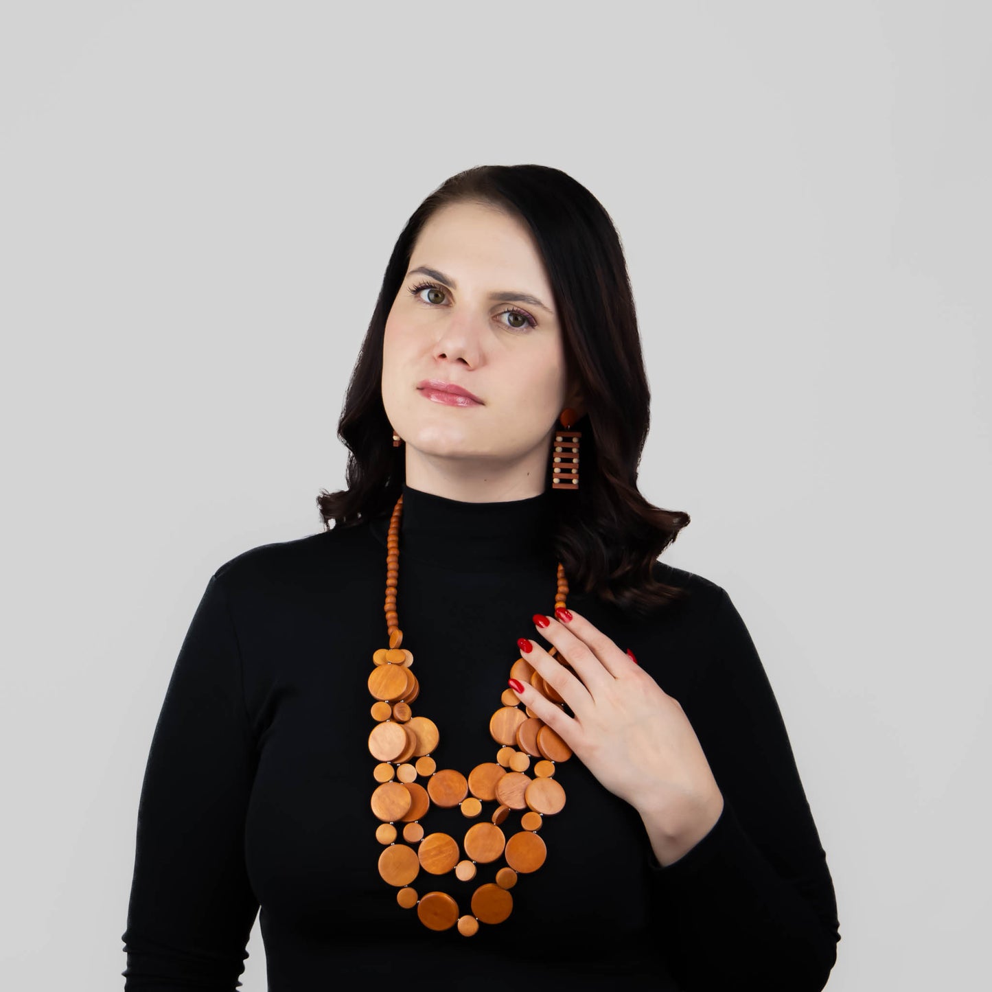 Colier lung din lemn cu forme de bănuț - Maro