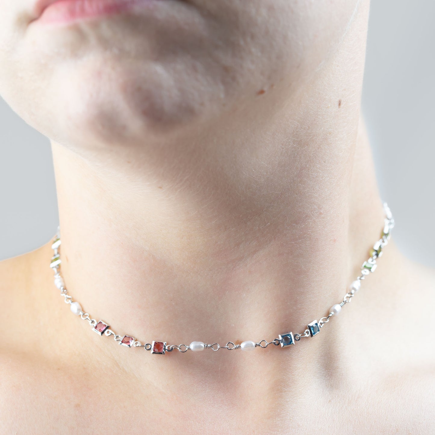 Colier tip choker cu pietre colorate și perle mici - Argintiu