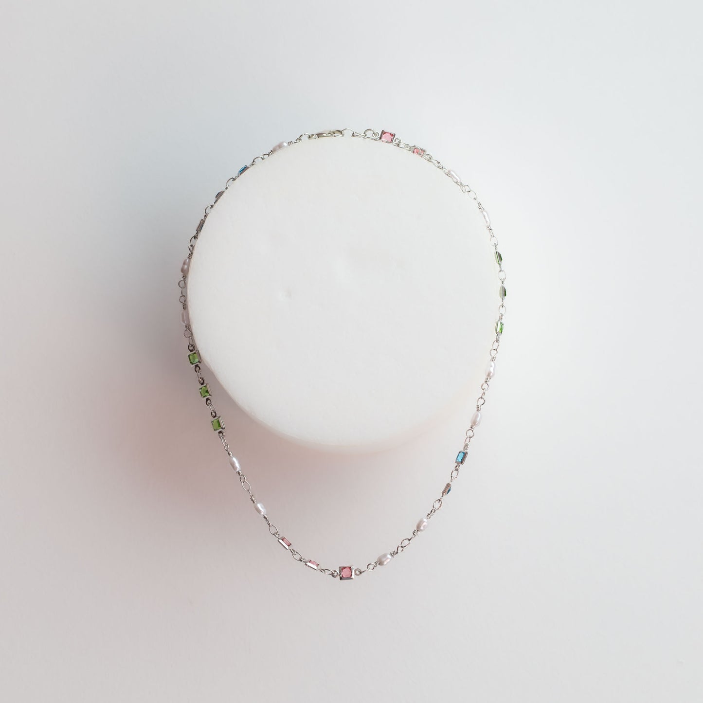 Colier tip choker cu pietre colorate și perle mici - Argintiu