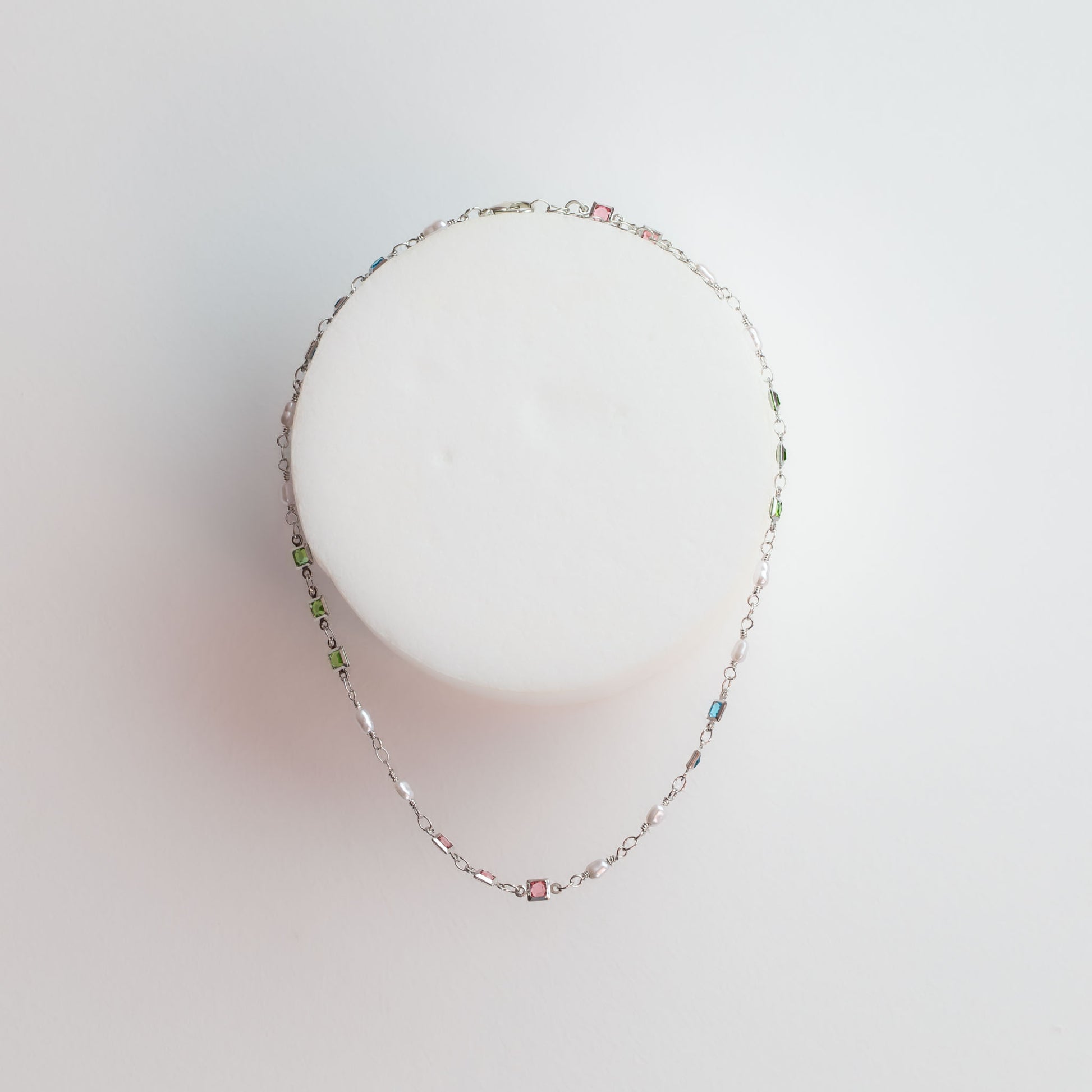 Colier tip choker cu pietre colorate și perle mici - Argintiu