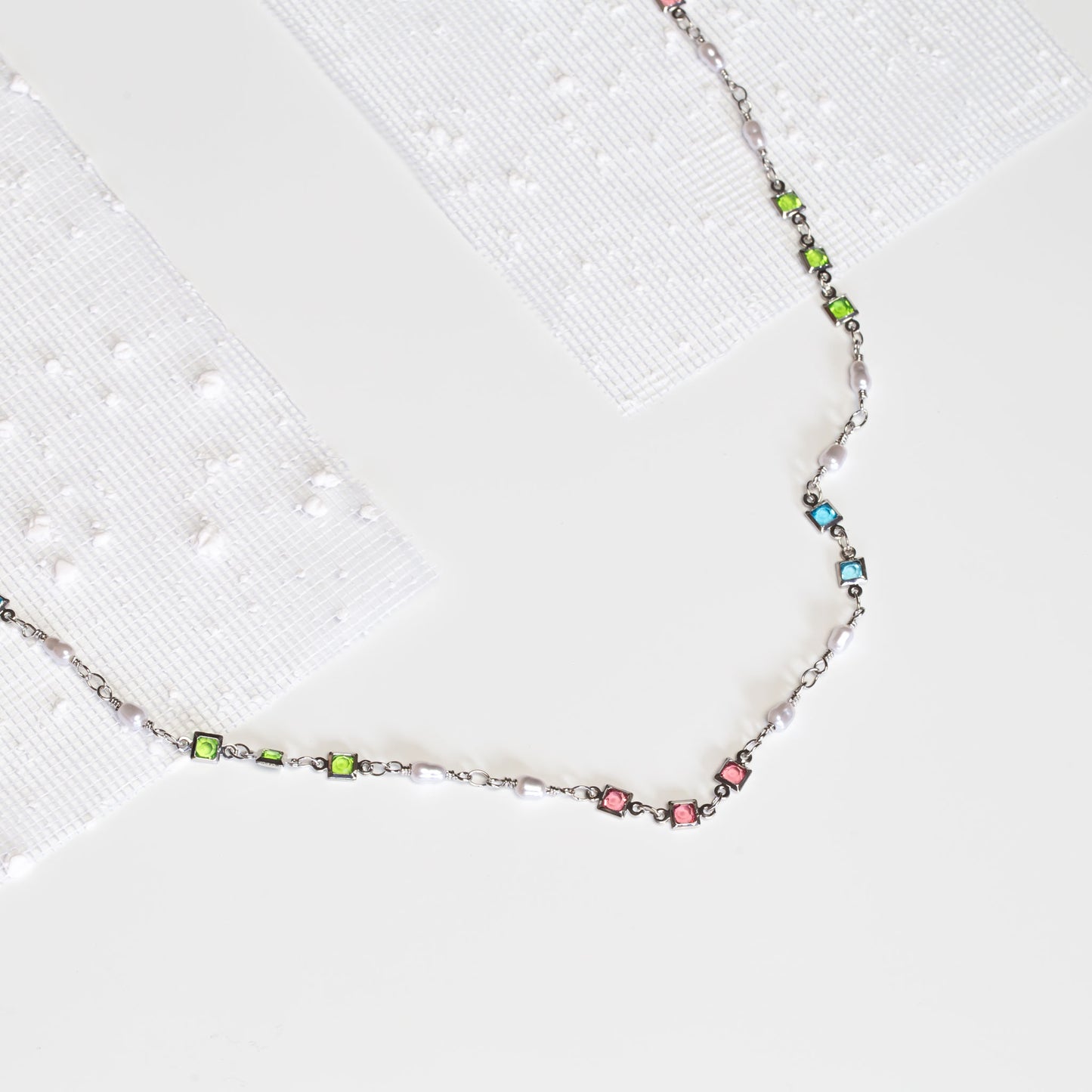 Colier tip choker cu pietre colorate și perle mici - Argintiu