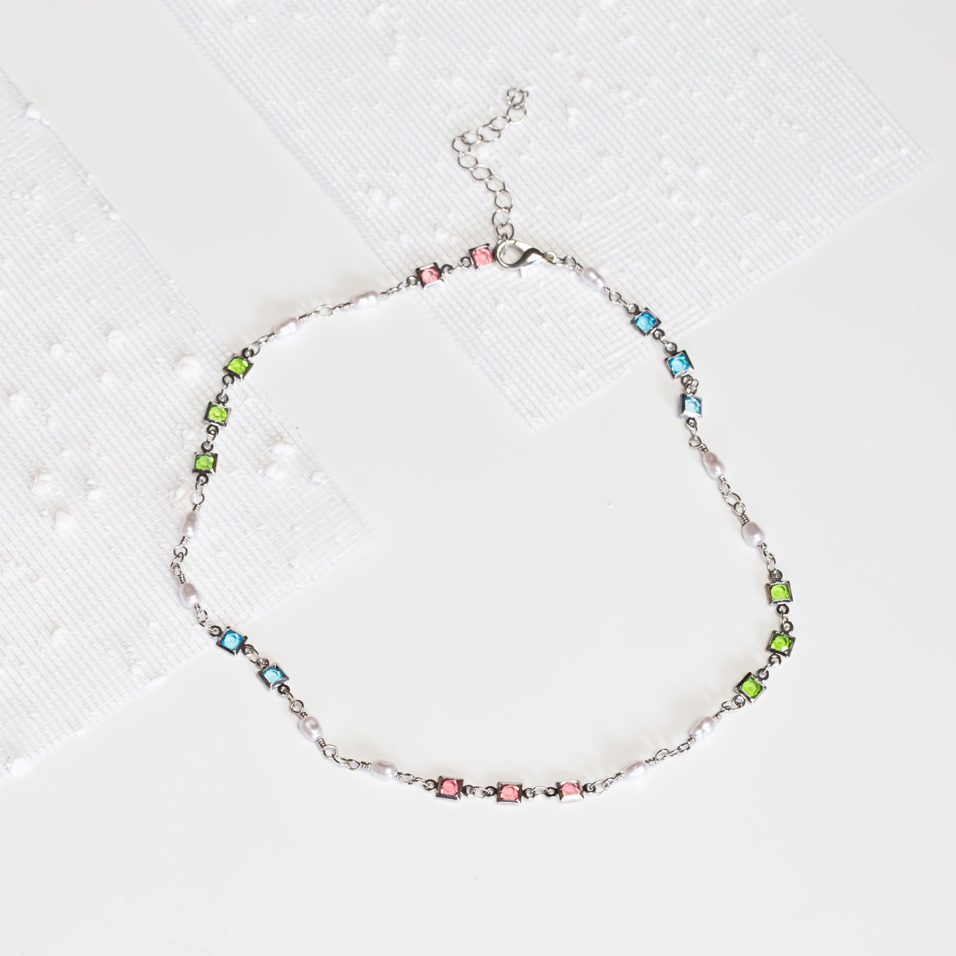 Colier tip choker cu pietre colorate și perle mici - Argintiu