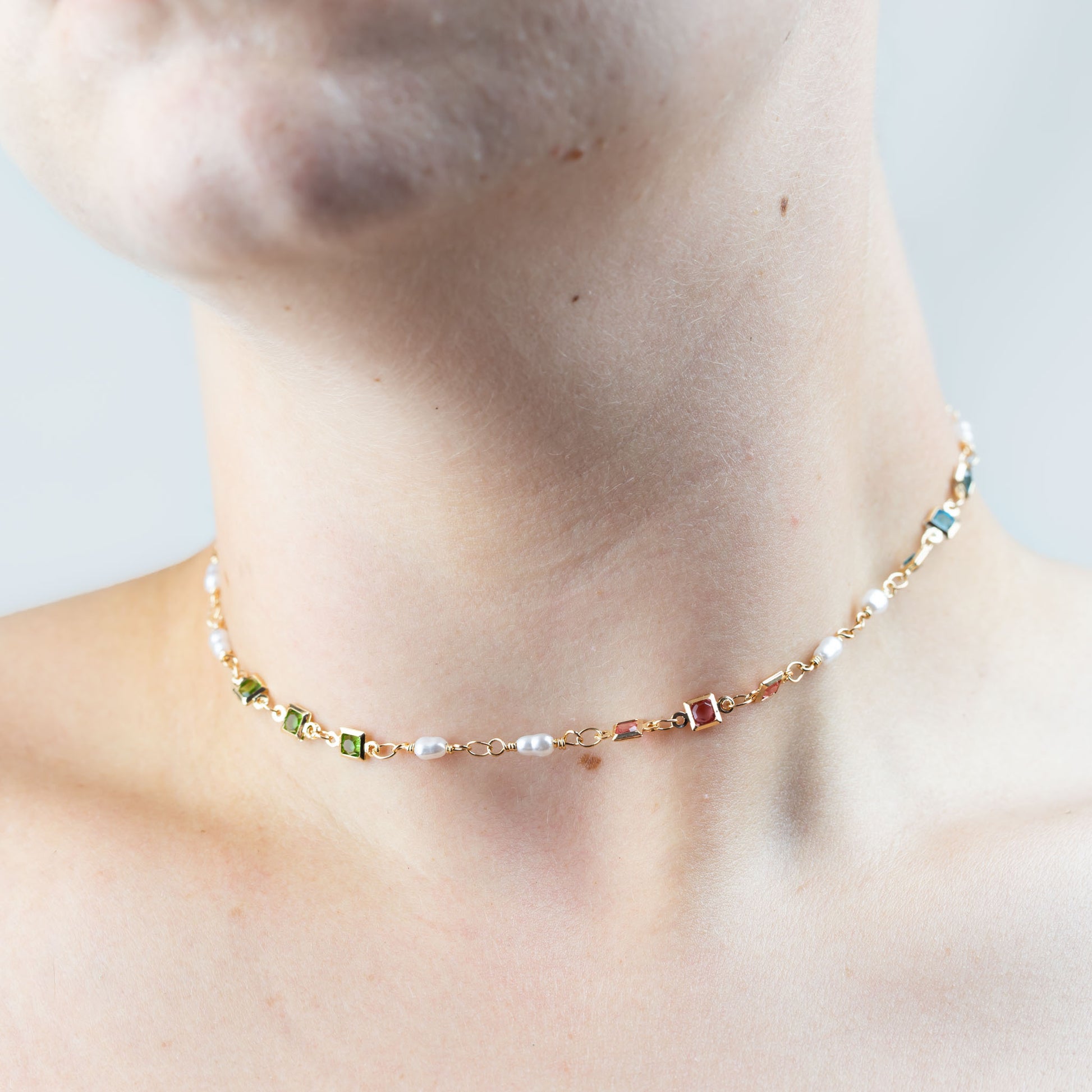 Colier tip choker cu pietre colorate și perle mici - Auriu