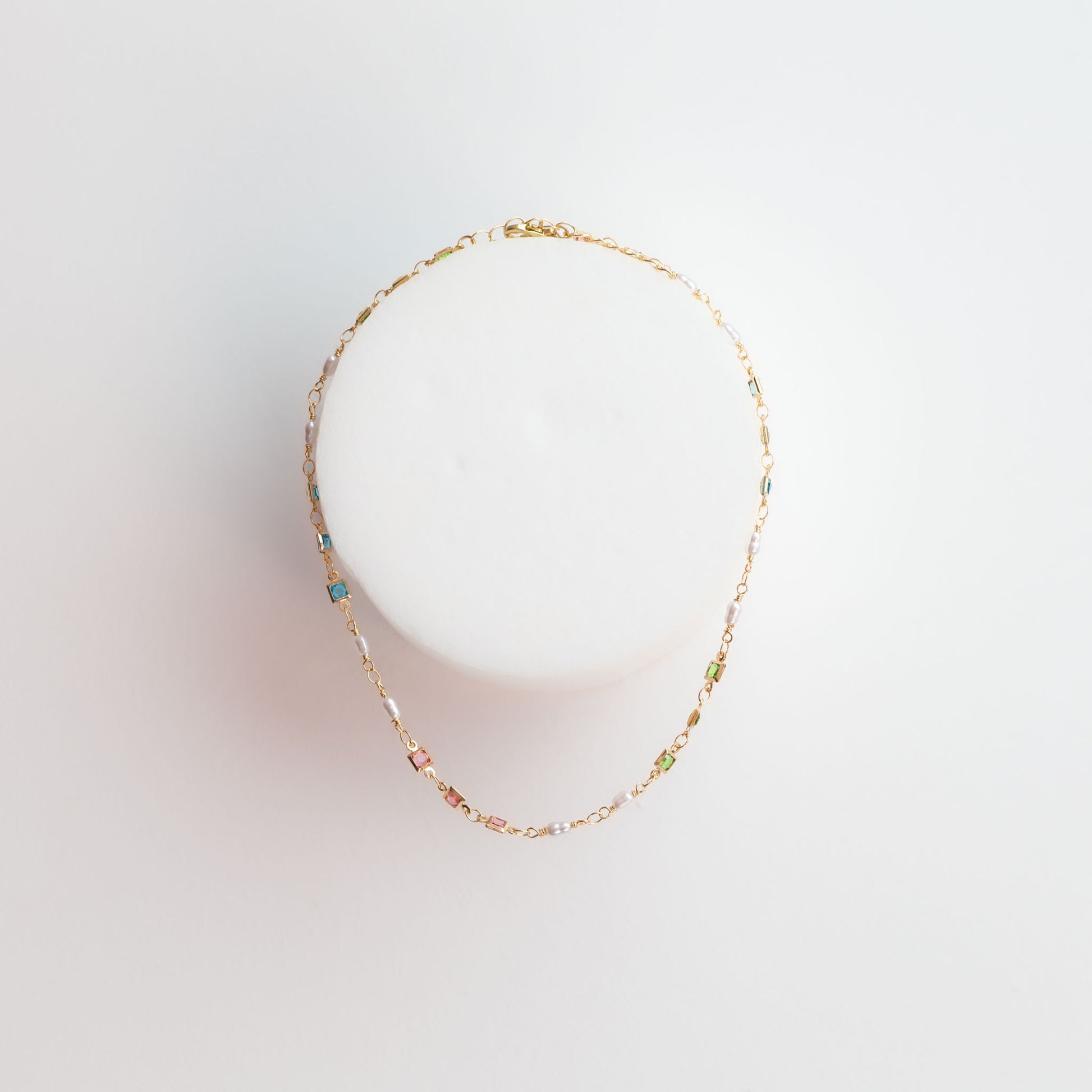 Colier tip choker cu pietre colorate și perle mici - Auriu