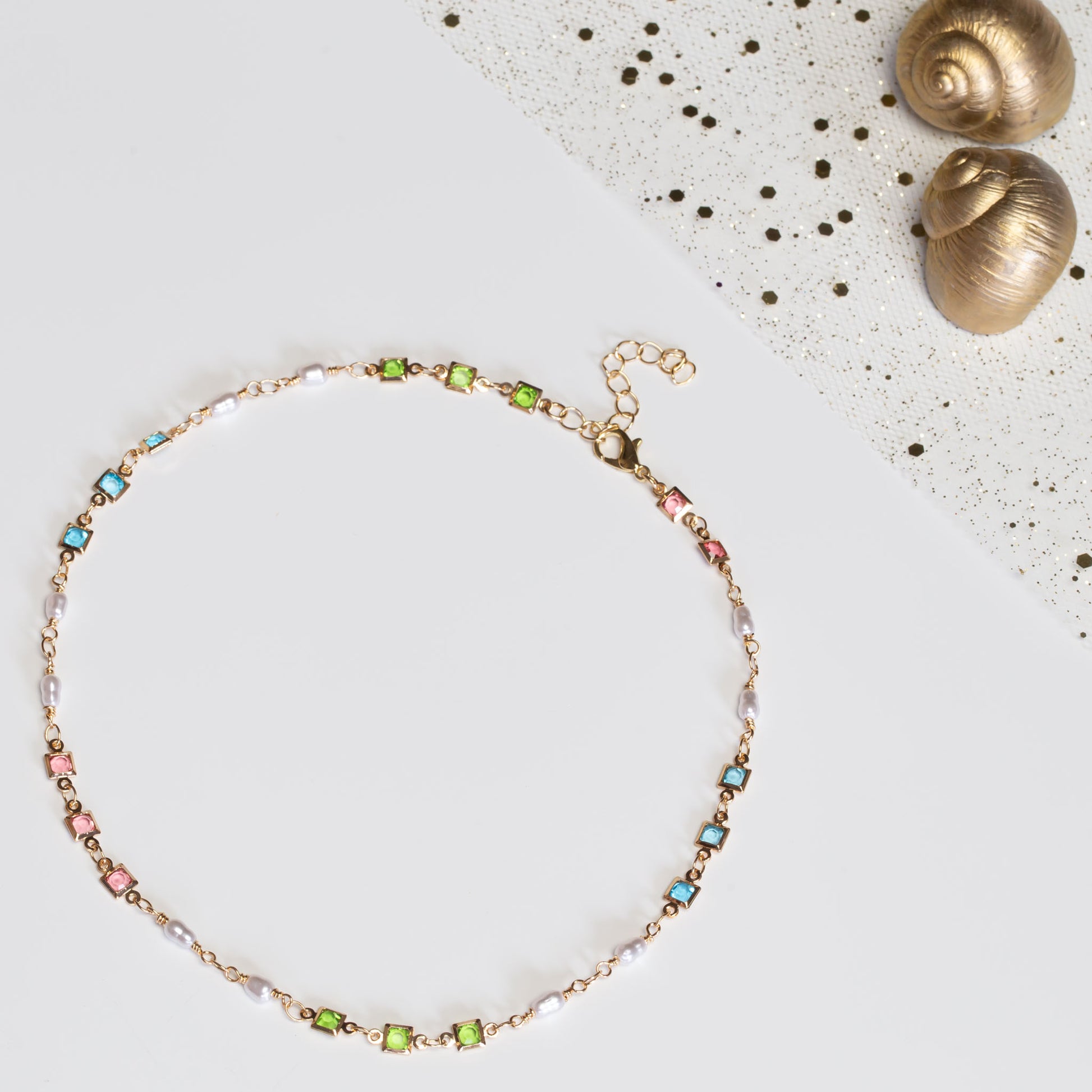 Colier tip choker cu pietre colorate și perle mici - Auriu