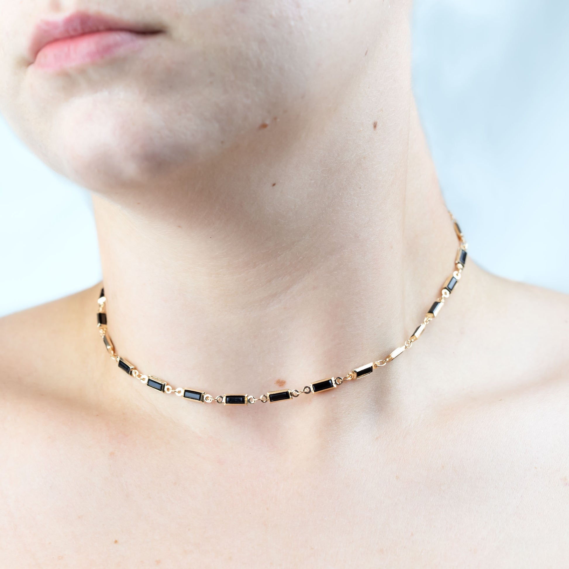 Colier tip choker cu pietre negre