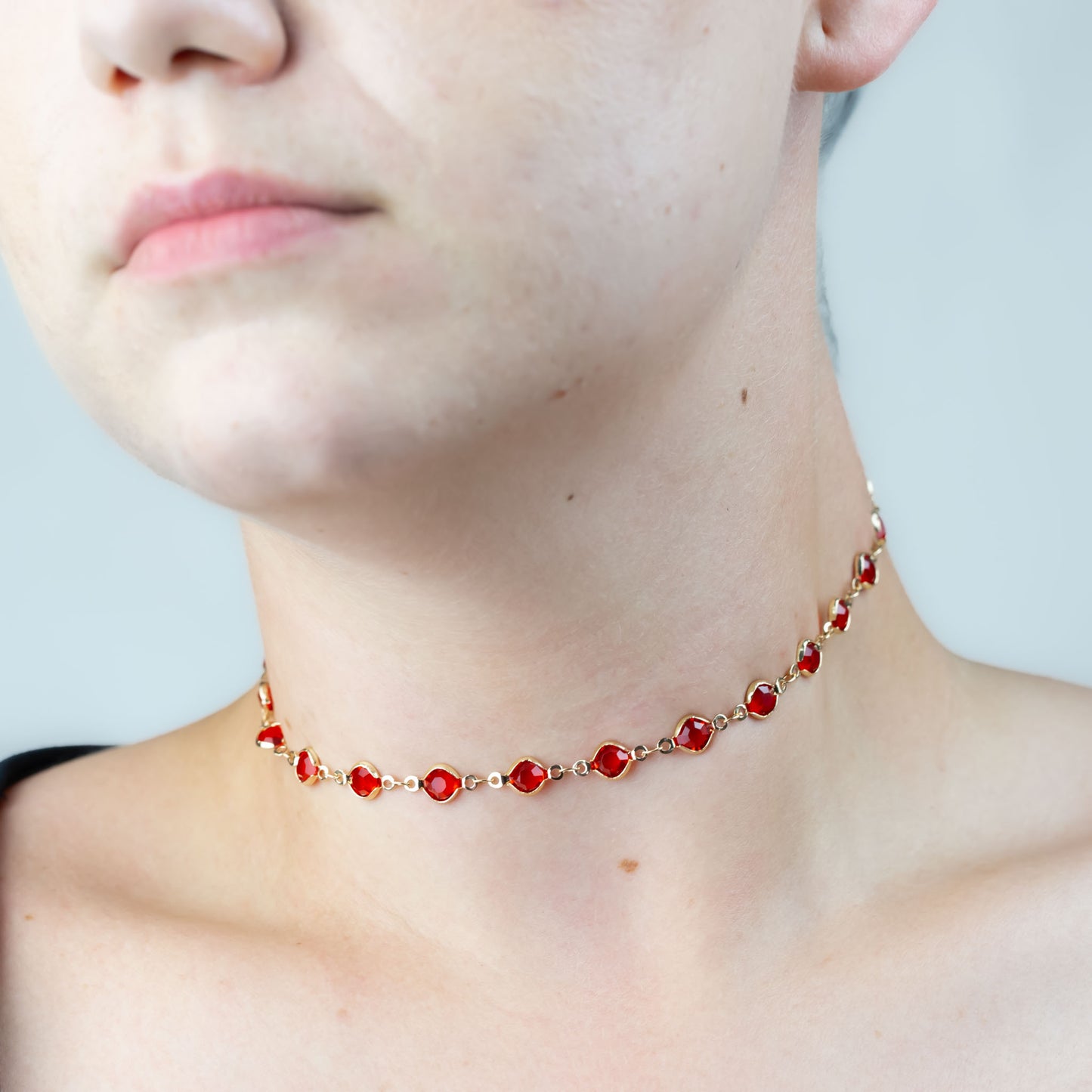 Colier tip choker cu pietre roșii