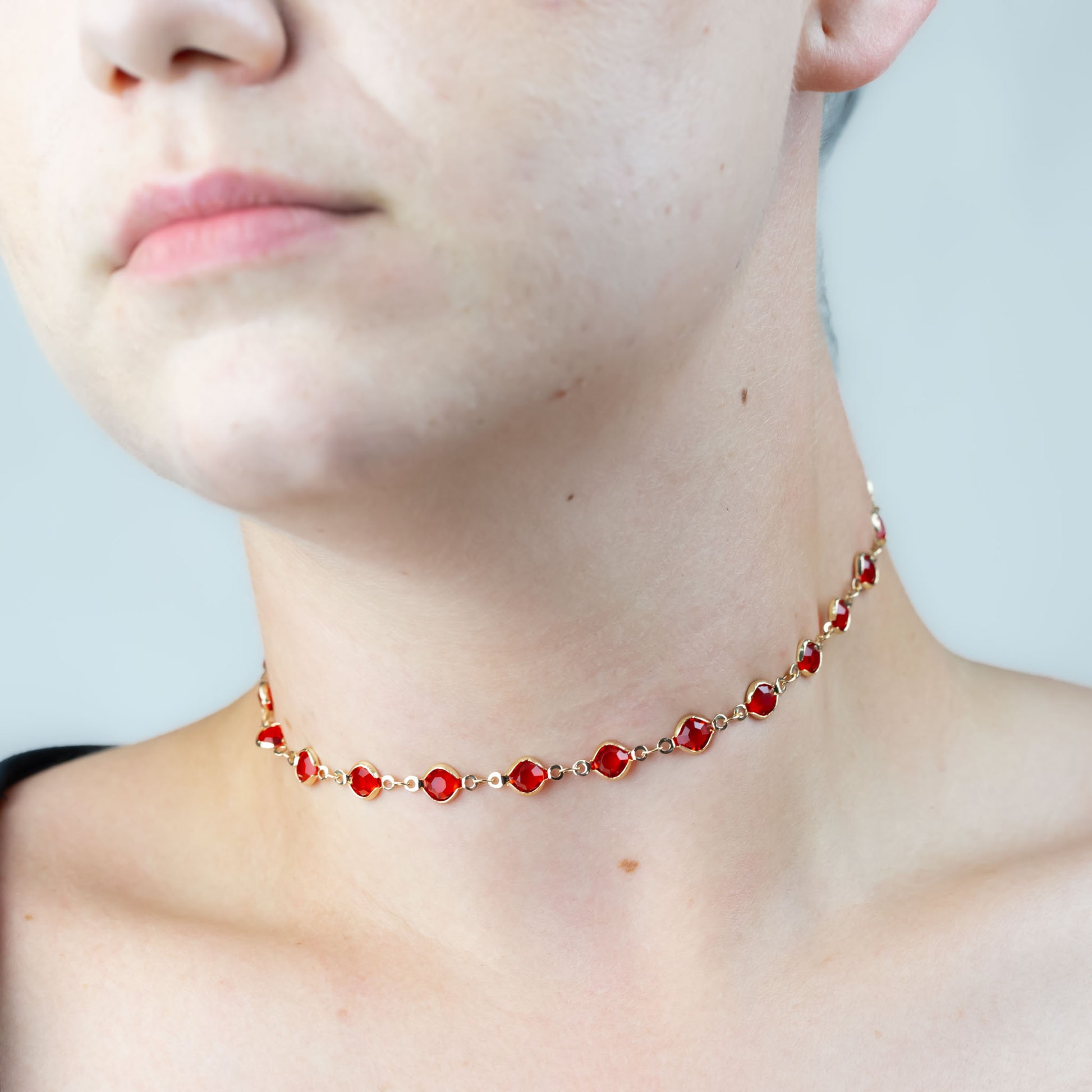 Colier tip choker cu pietre roșii