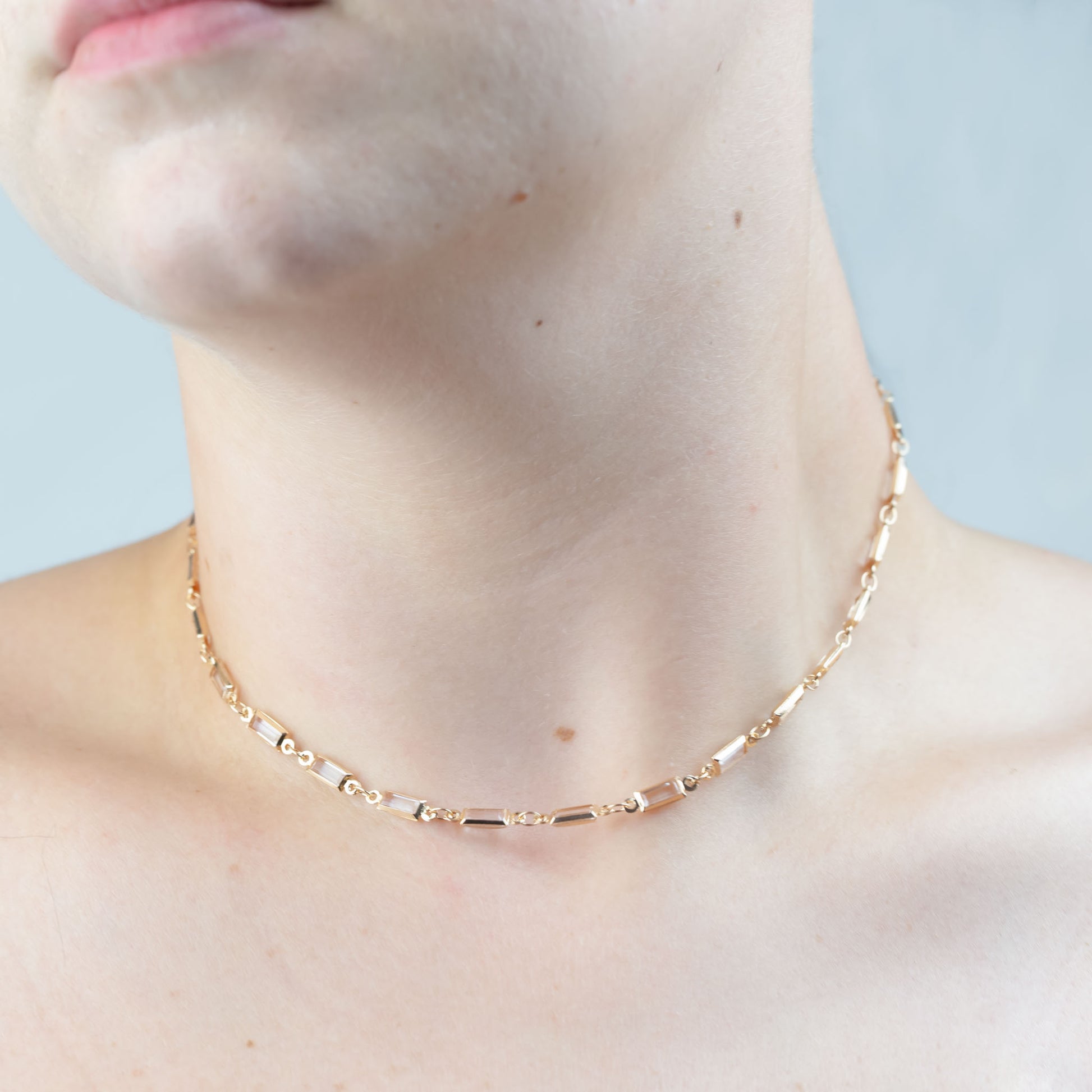 Colier tip choker cu pietre transparente