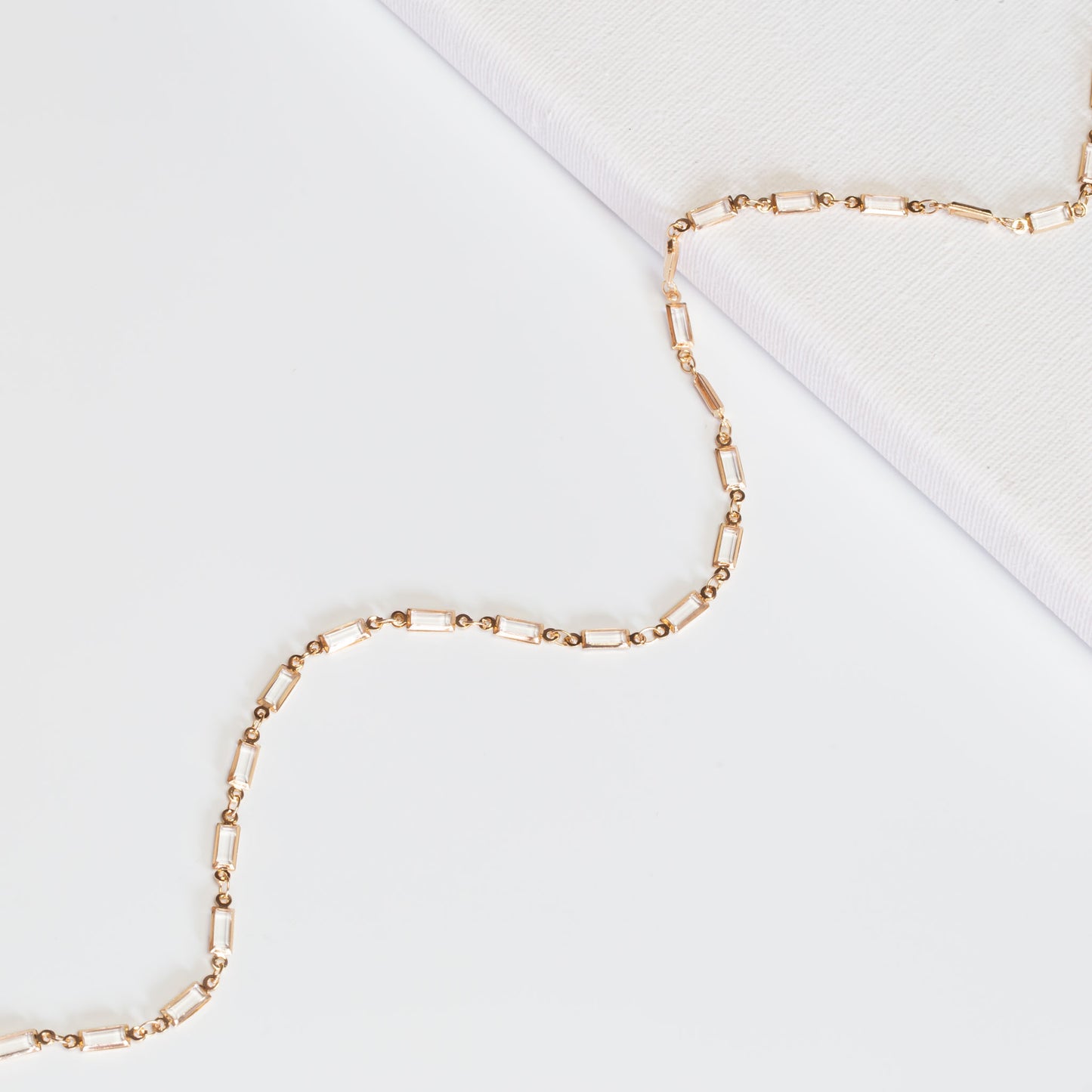 Colier tip choker cu pietre transparente