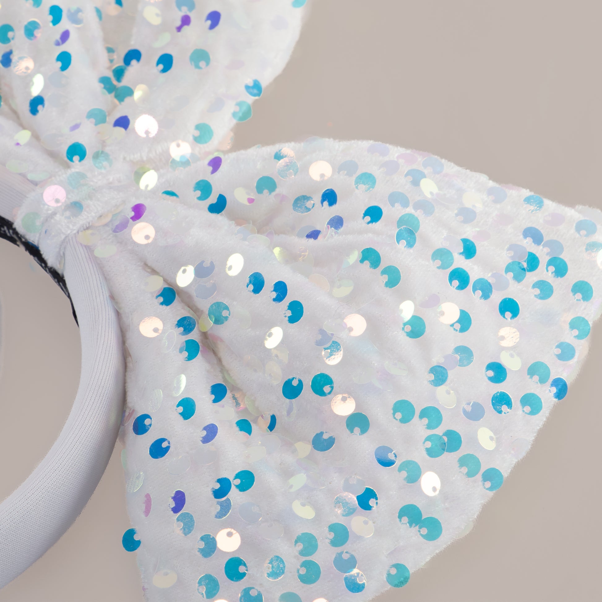 Cordeluță party cu fundă mare și paiete strălucitoare Glam Bow - Alb