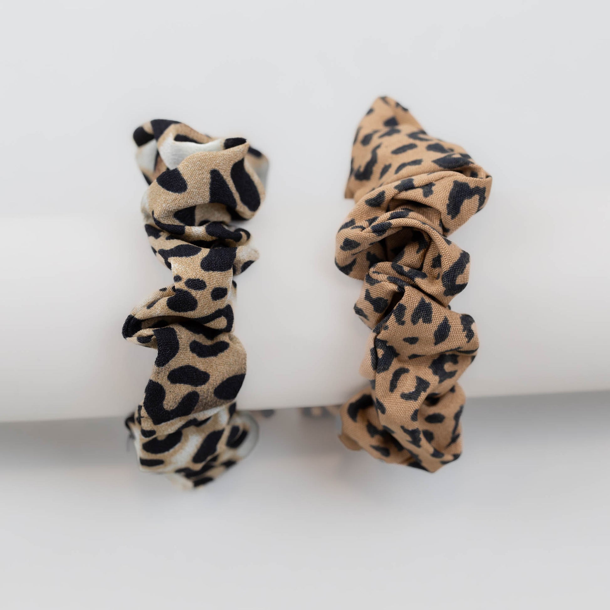 Elastice de păr tip scrunchie cu textură de satin și animal print, grosime 2 cm, set 2 buc - Maro