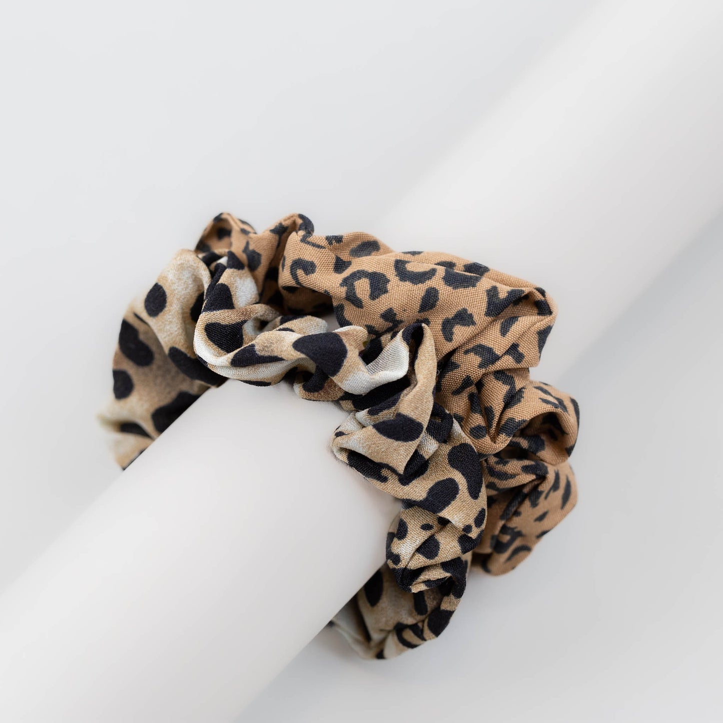 Elastice de păr tip scrunchie cu textură de satin și animal print, grosime 2 cm, set 2 buc - Maro