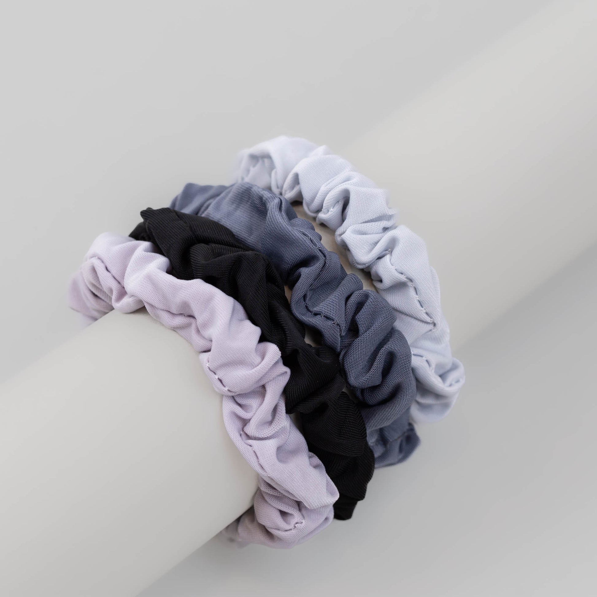 Elastice de păr tip scrunchie cu textură fină din satin, grosime 1,5 cm, set 4 buc - Luxury Mix