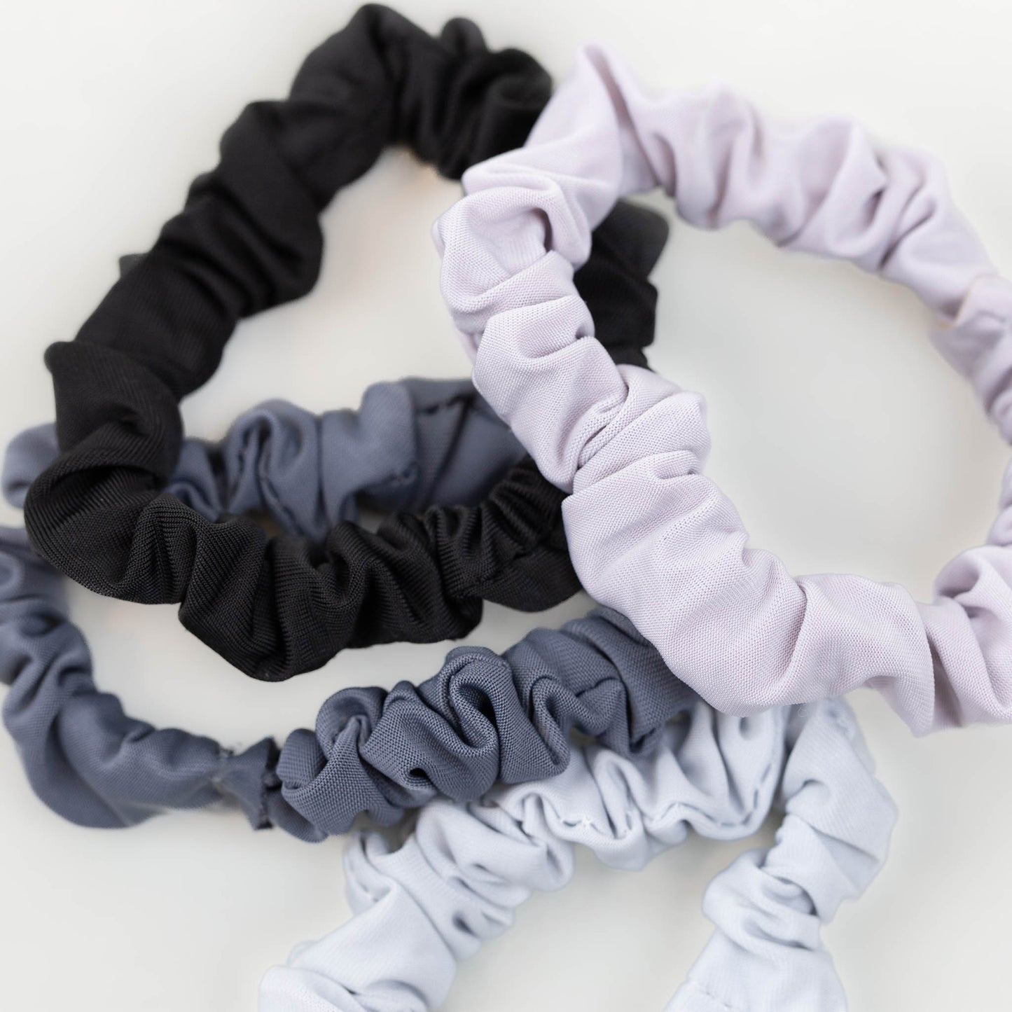 Elastice de păr tip scrunchie cu textură fină din satin, grosime 1,5 cm, set 4 buc - Luxury Mix