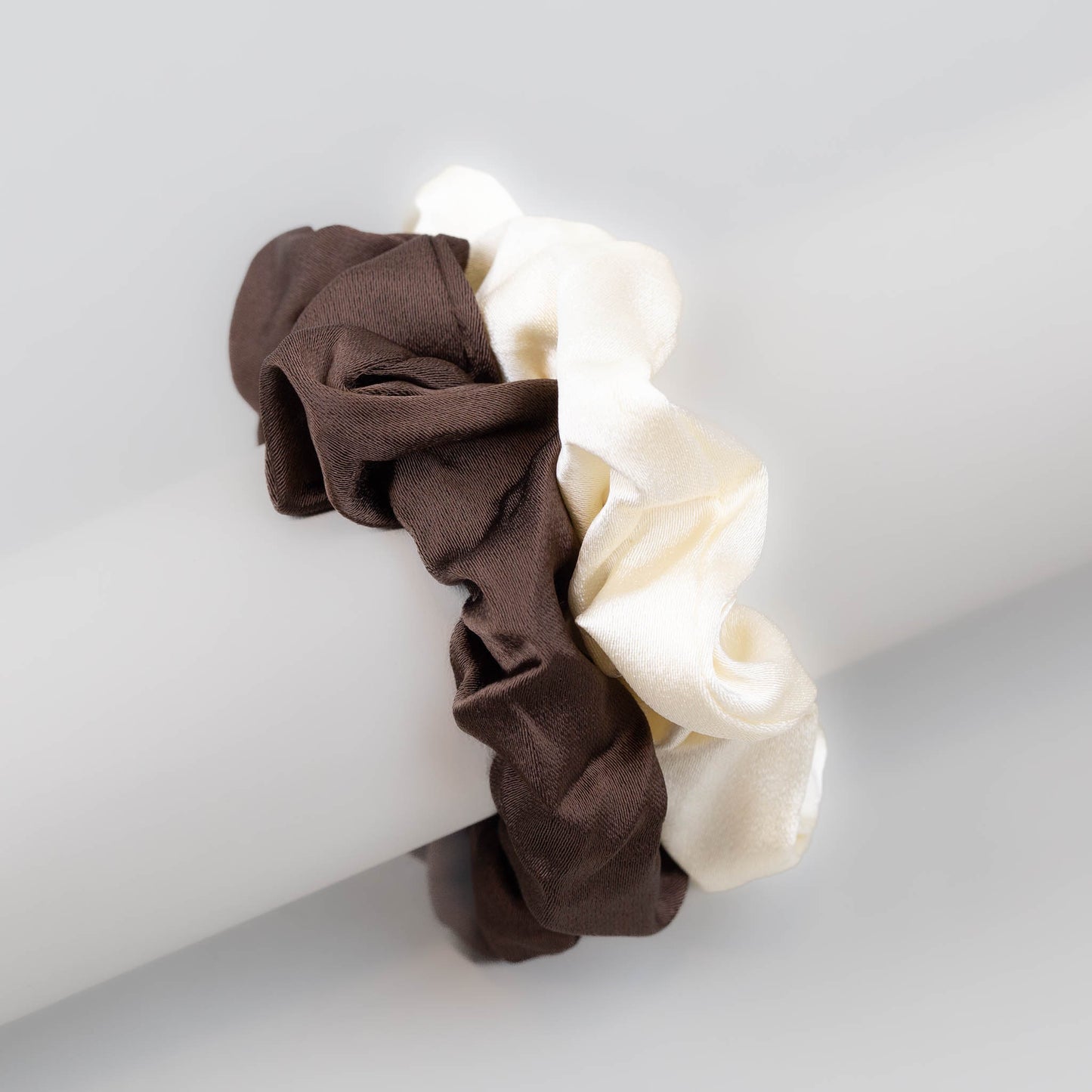 Elastice de păr tip scrunchie cu textură fină din satin, grosime 2 cm, set 2 buc - Chocolate Mix