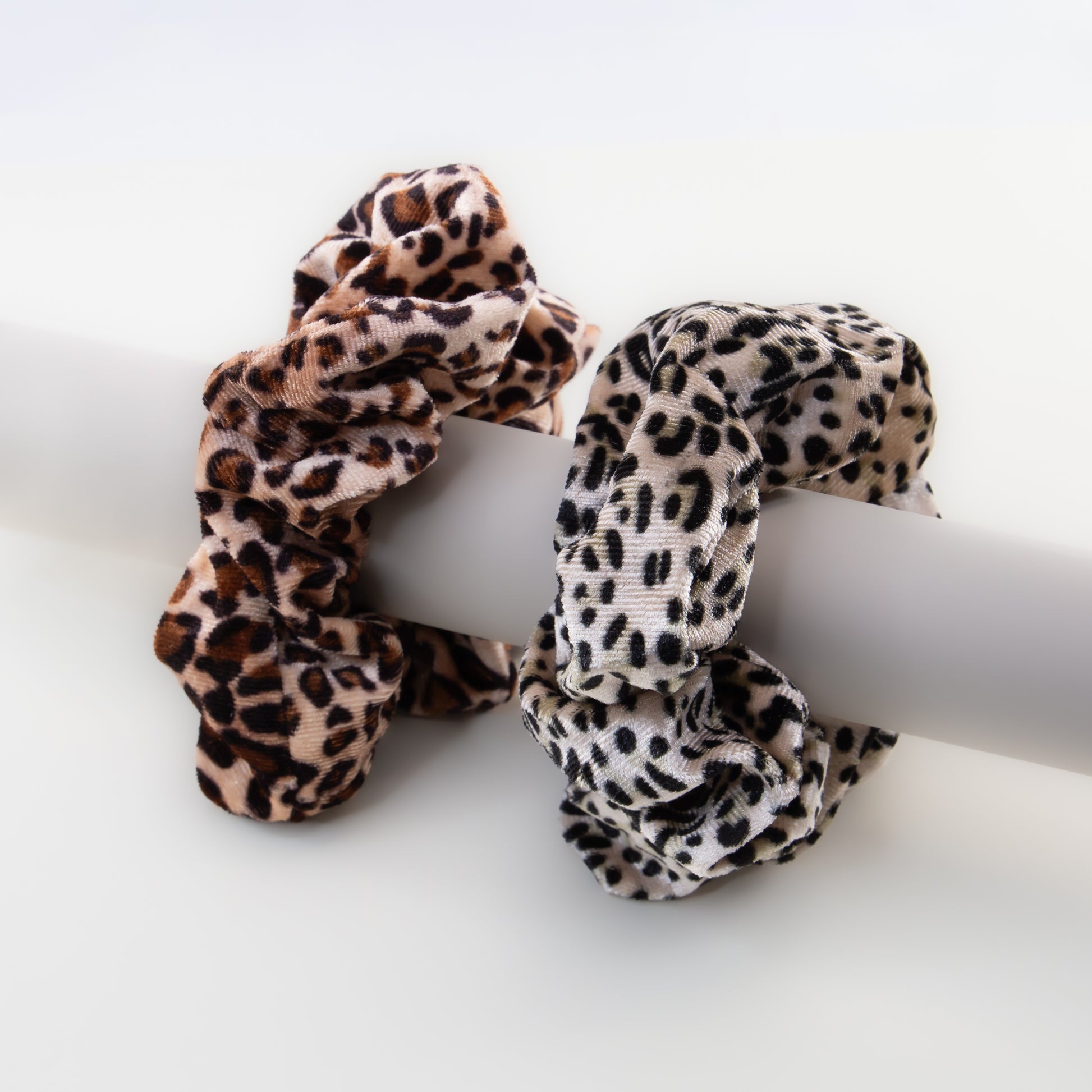 Elastice de păr tip scrunchie Jungle Chic cu textură catifelată, grosime 5 cm, set 2 buc - Maro & Negru