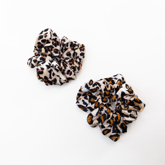 Elastice de păr tip scrunchie Jungle Chic cu textură catifelată, grosime 5 cm, set 2 buc - Maro