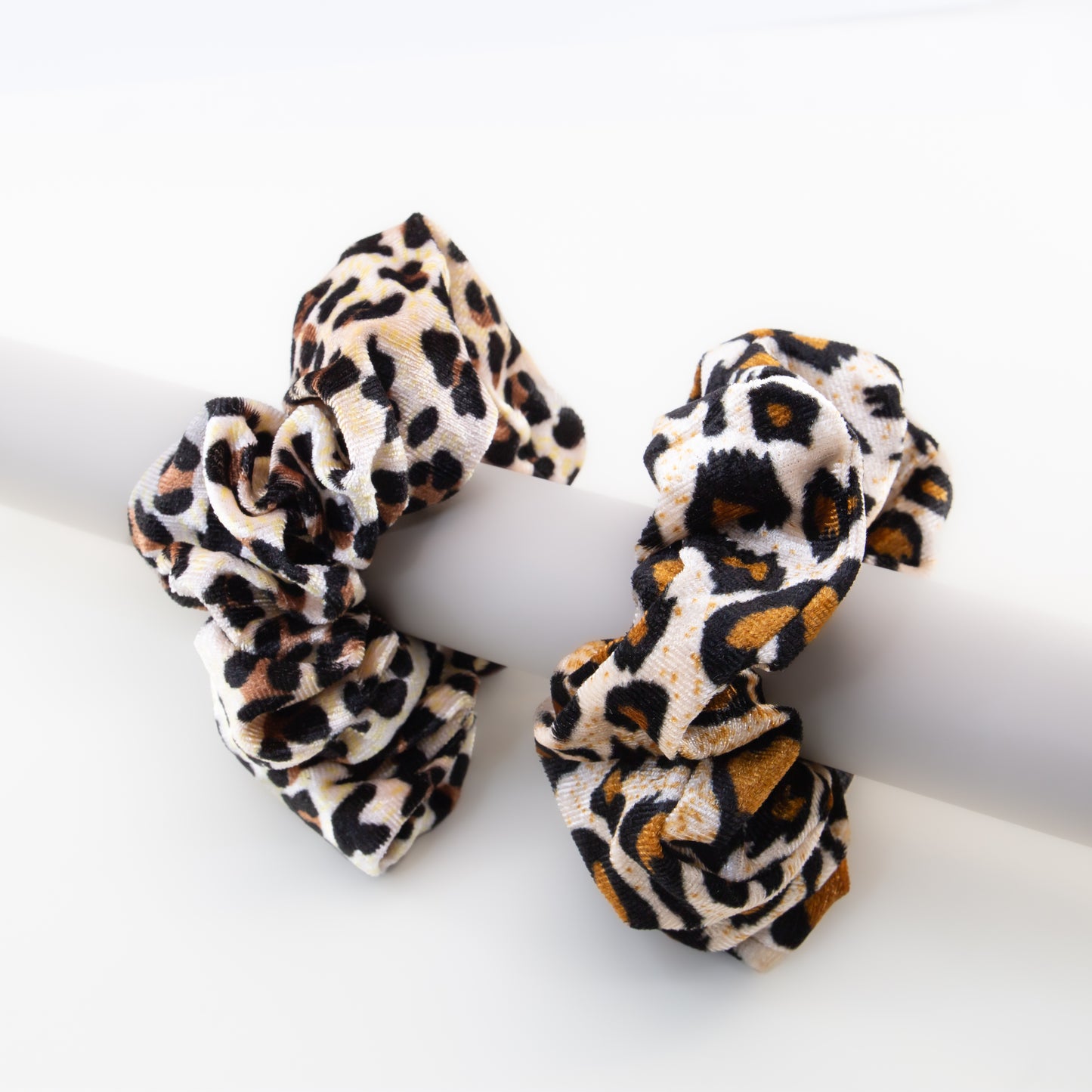 Elastice de păr tip scrunchie Jungle Chic cu textură catifelată, grosime 5 cm, set 2 buc - Maro