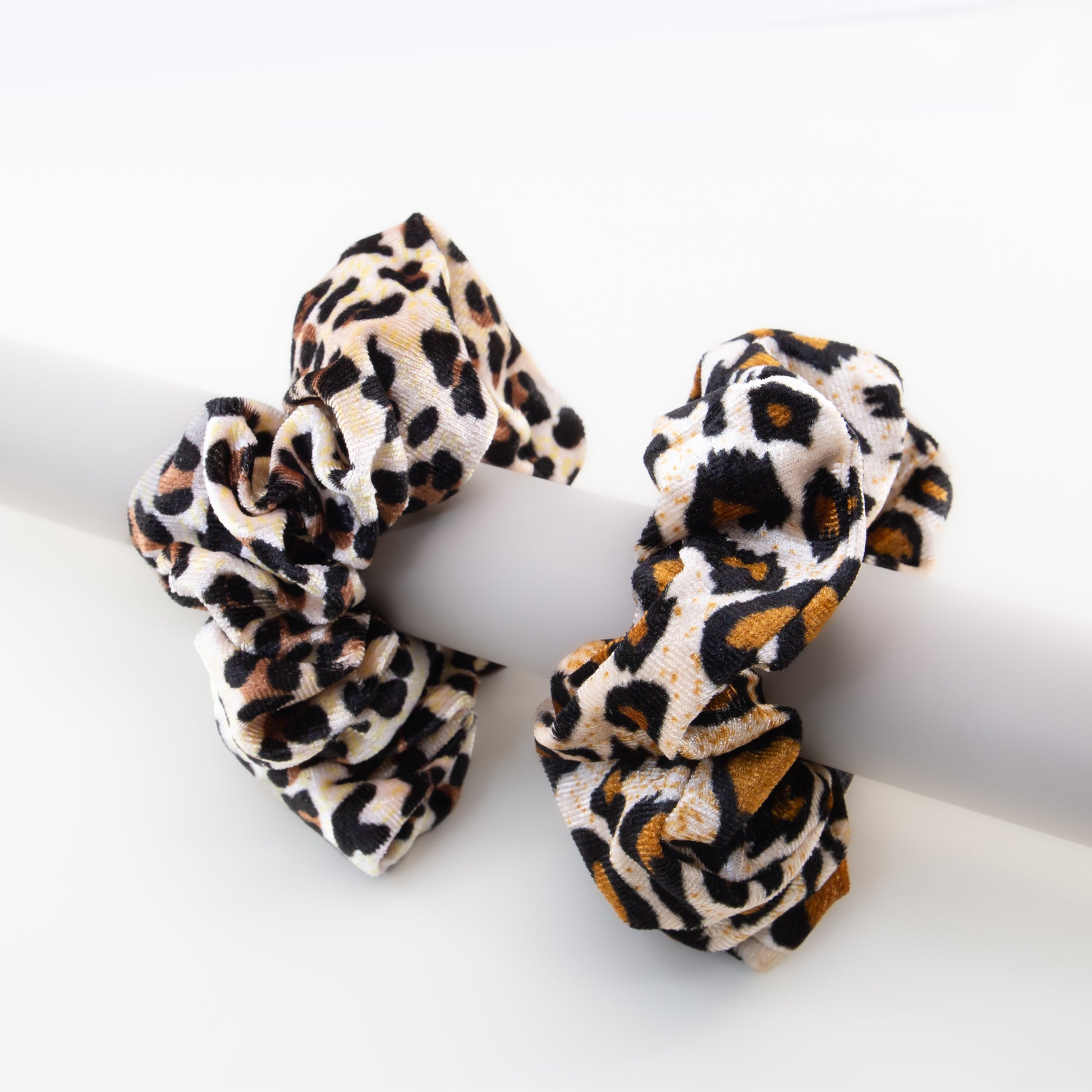 Elastice de păr tip scrunchie Jungle Chic cu textură catifelată, grosime 5 cm, set 2 buc - Maro