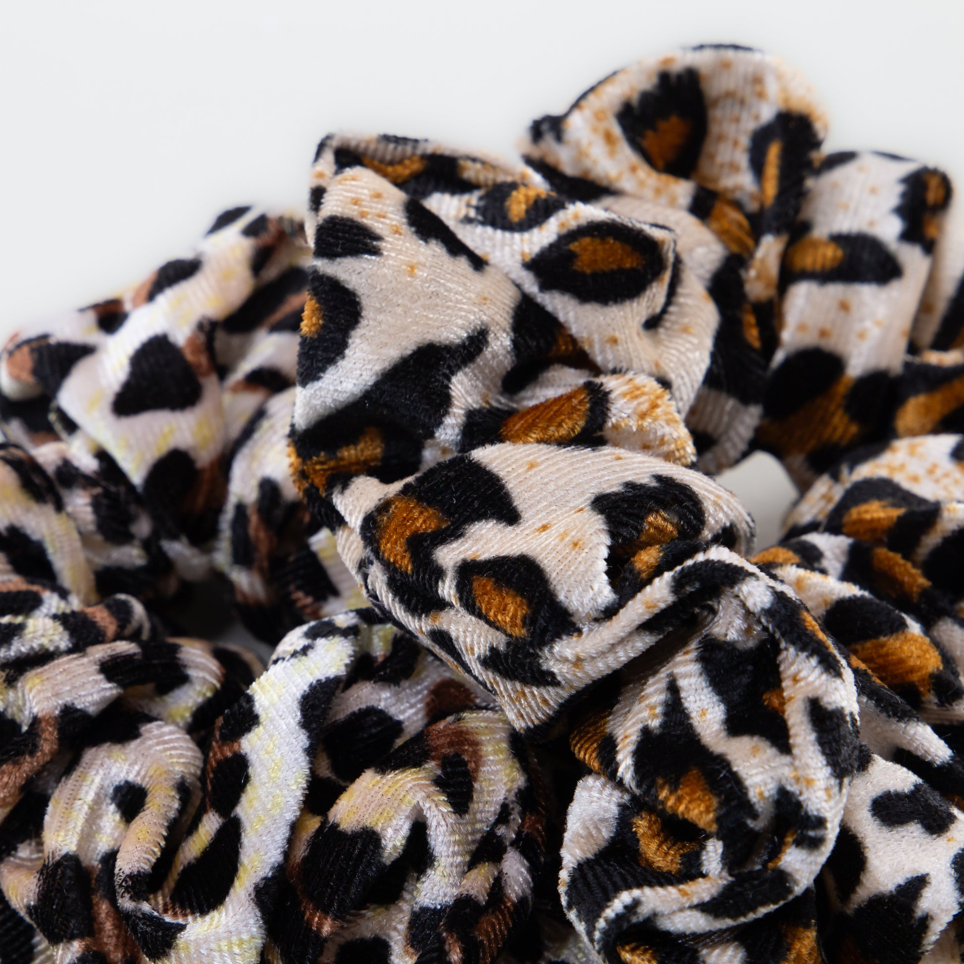Elastice de păr tip scrunchie Jungle Chic cu textură catifelată, grosime 5 cm, set 2 buc - Maro