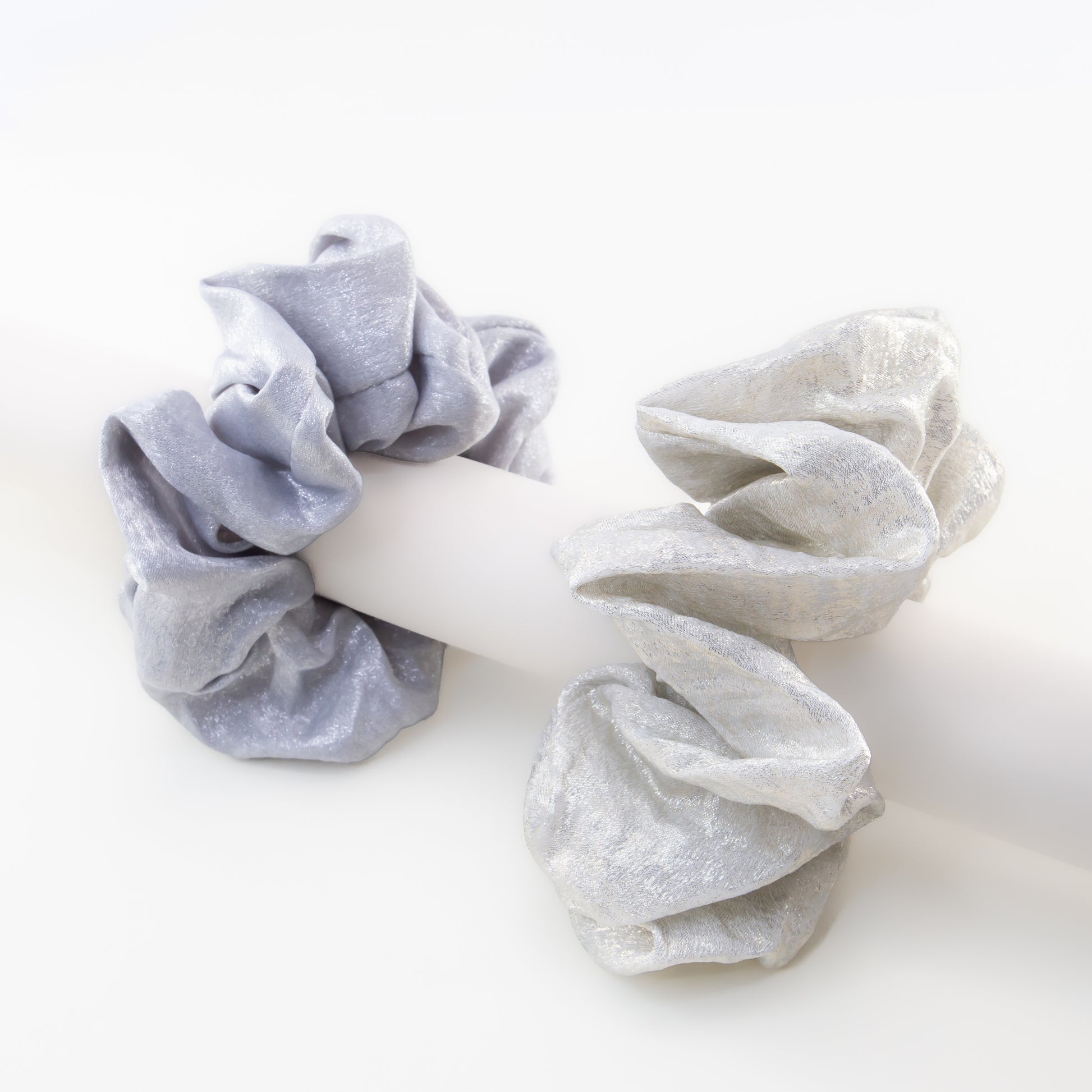 Elastice de păr tip scrunchie Shiny Mood cu efect lucios, grosime 5 cm, set 2 buc - Alb, Albastru