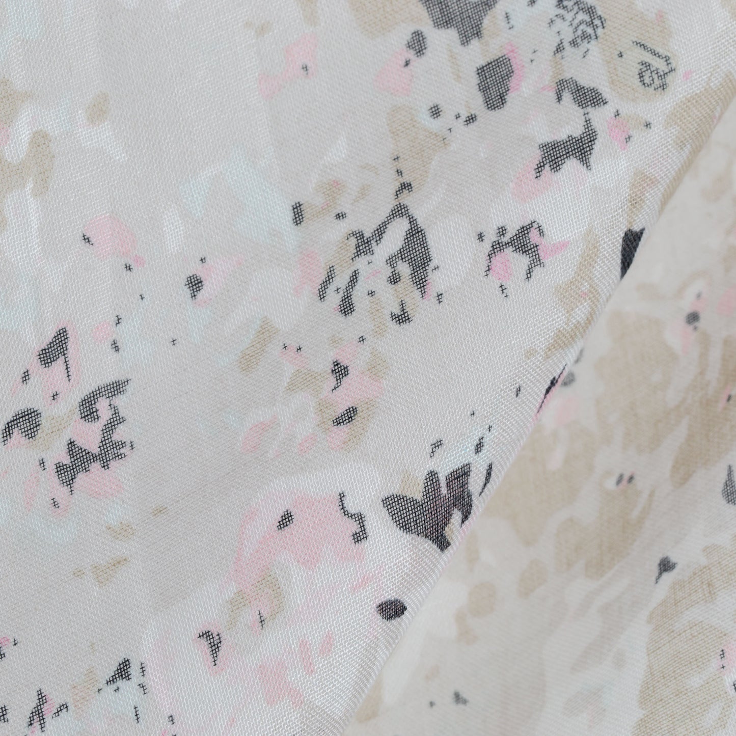 Eșarfă comodă cu imprimeu camo pink, 180 x 80 cm