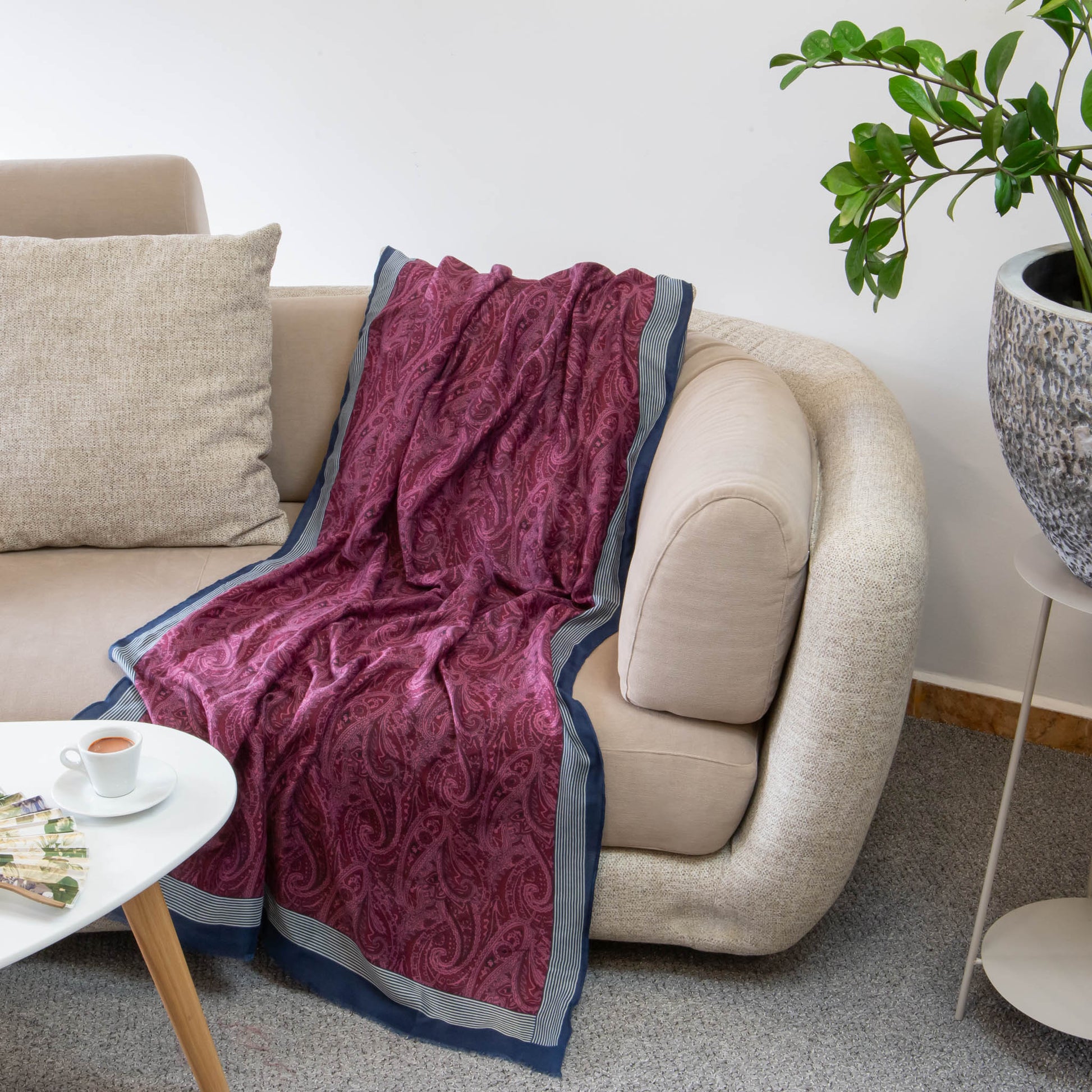 Eșarfă comodă cu imprimeu paisley magenta, 180 x 90 cm