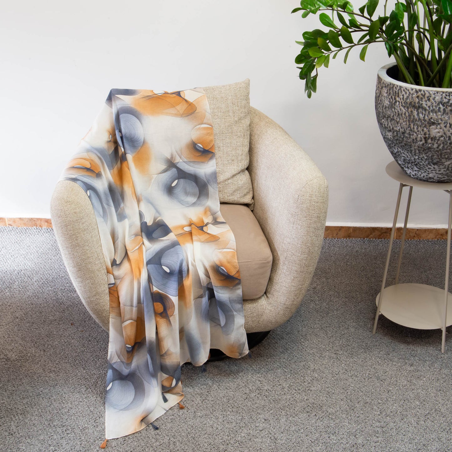 Eșarfă comodă și aerată cu forme gen urme de pensulă, 180 x 85 cm - City Break Vibes