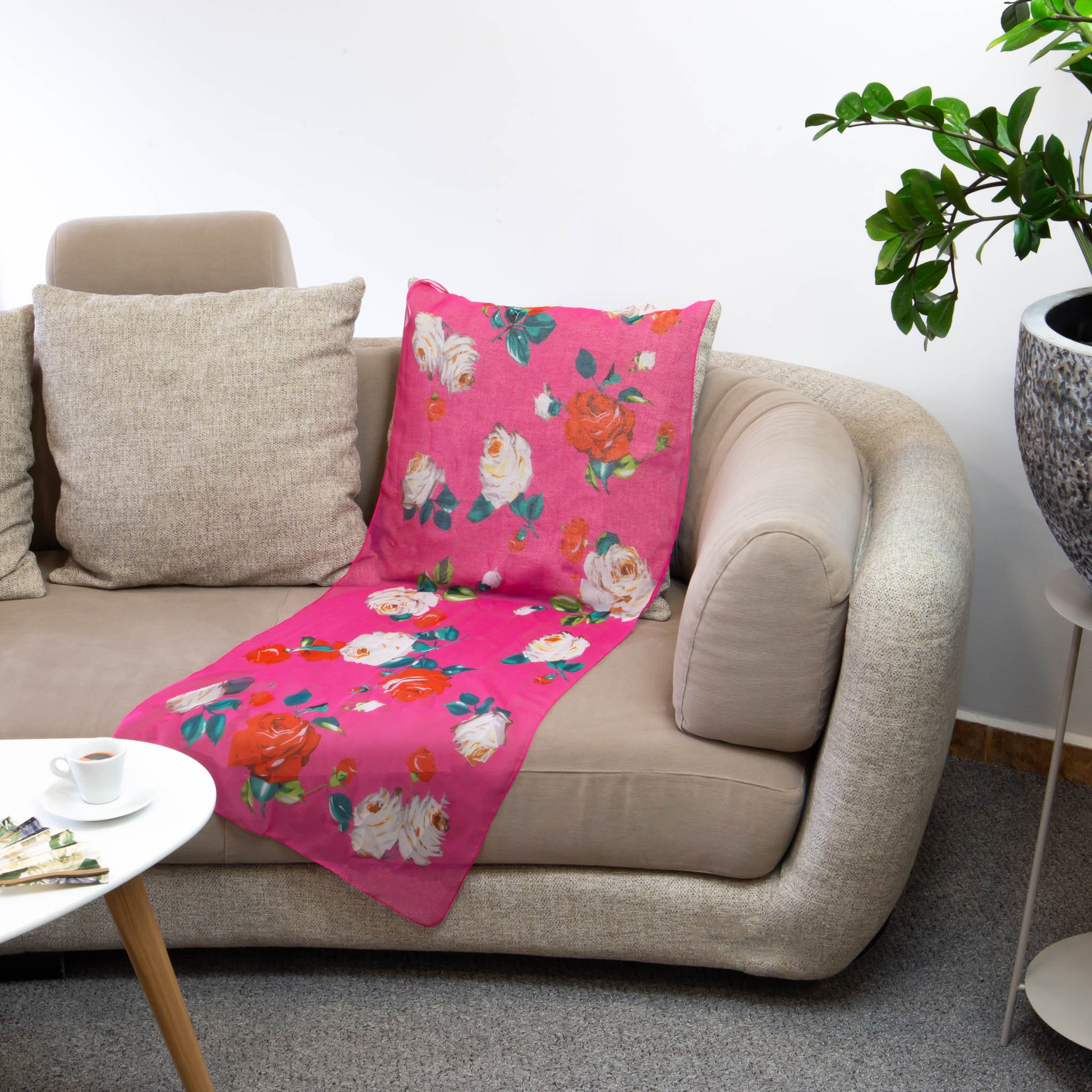 Eșarfă fină cu efect de mătase, imprimeu cu trandafiri classy, 160 x 50 cm - Fucsia