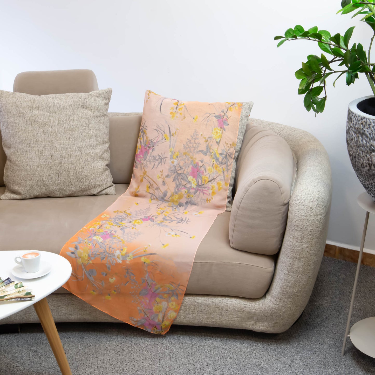 Eșarfă fină cu efect de mătase, imprimeu delicate wild flowers, 160 x 50 cm - Peach