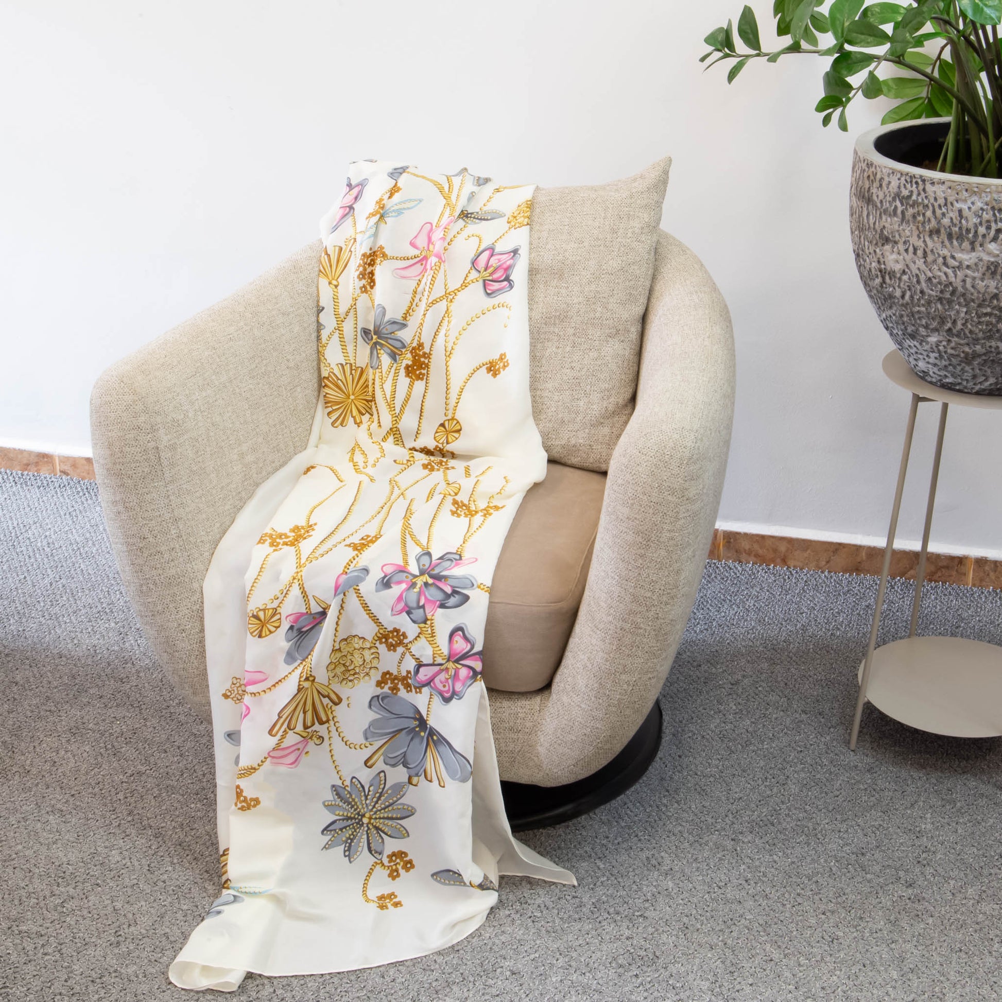 Eșarfă fină și deosebită cu efect mătase, imprimeu floral în culori calde, 180 x 90 cm - Crem