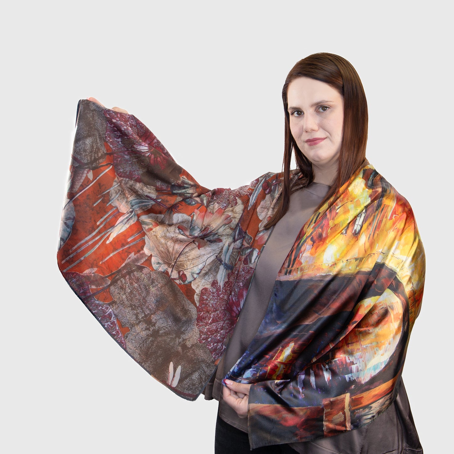 Eșarfă fină și deosebită din satin cu imprimeu față-verso, peisaj pitoresc și motive florale, 180 x 70 cm - Maro