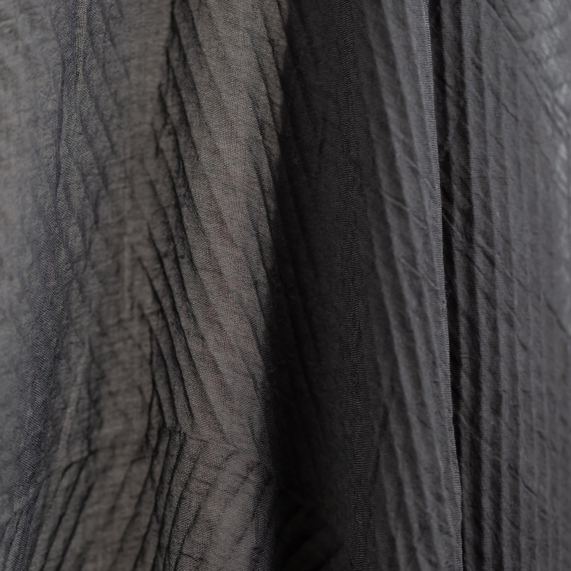 Eșarfă neagră fină cu textură creponată, 220 x 90 cm