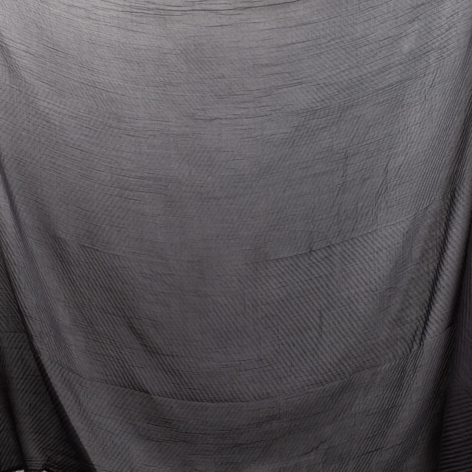 Eșarfă neagră fină cu textură creponată, 220 x 90 cm