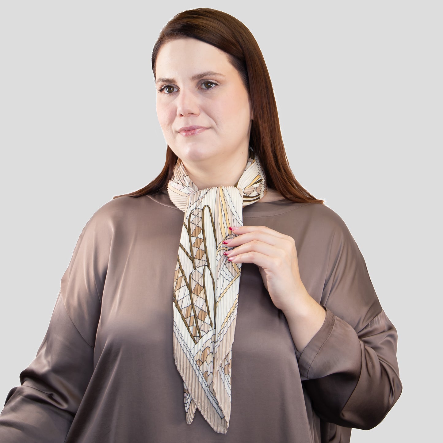 Eșarfă plisată din satin, motive geometrice elegante, 120 x 80 cm - Maro