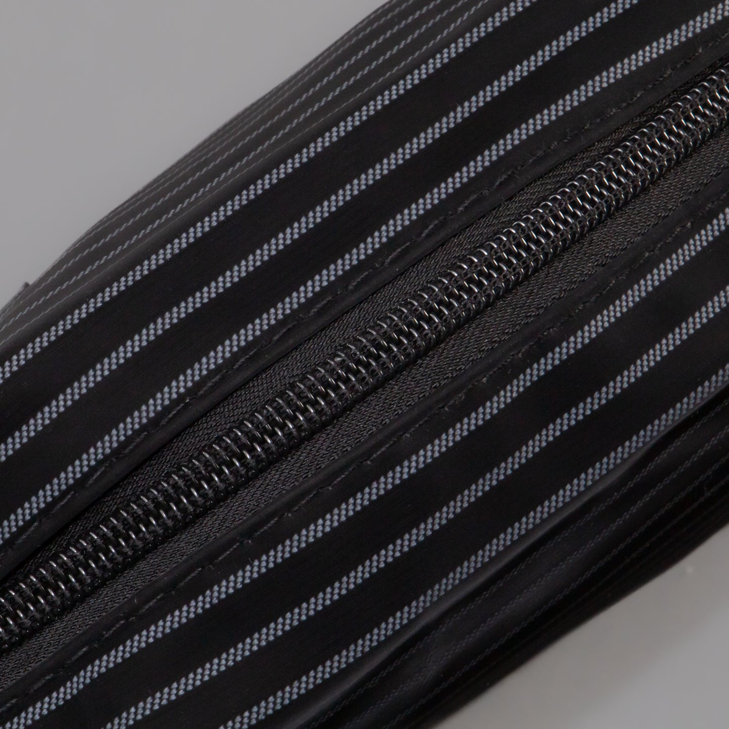 Geantă cosmetice Dungi Chic - Negru