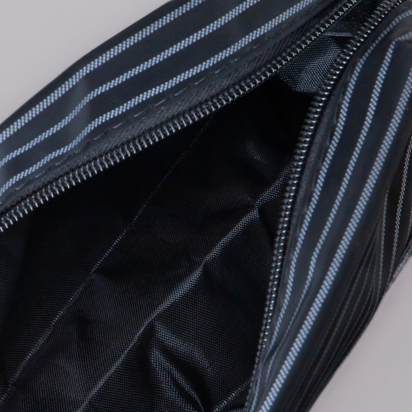 Geantă cosmetice Dungi Chic - Negru