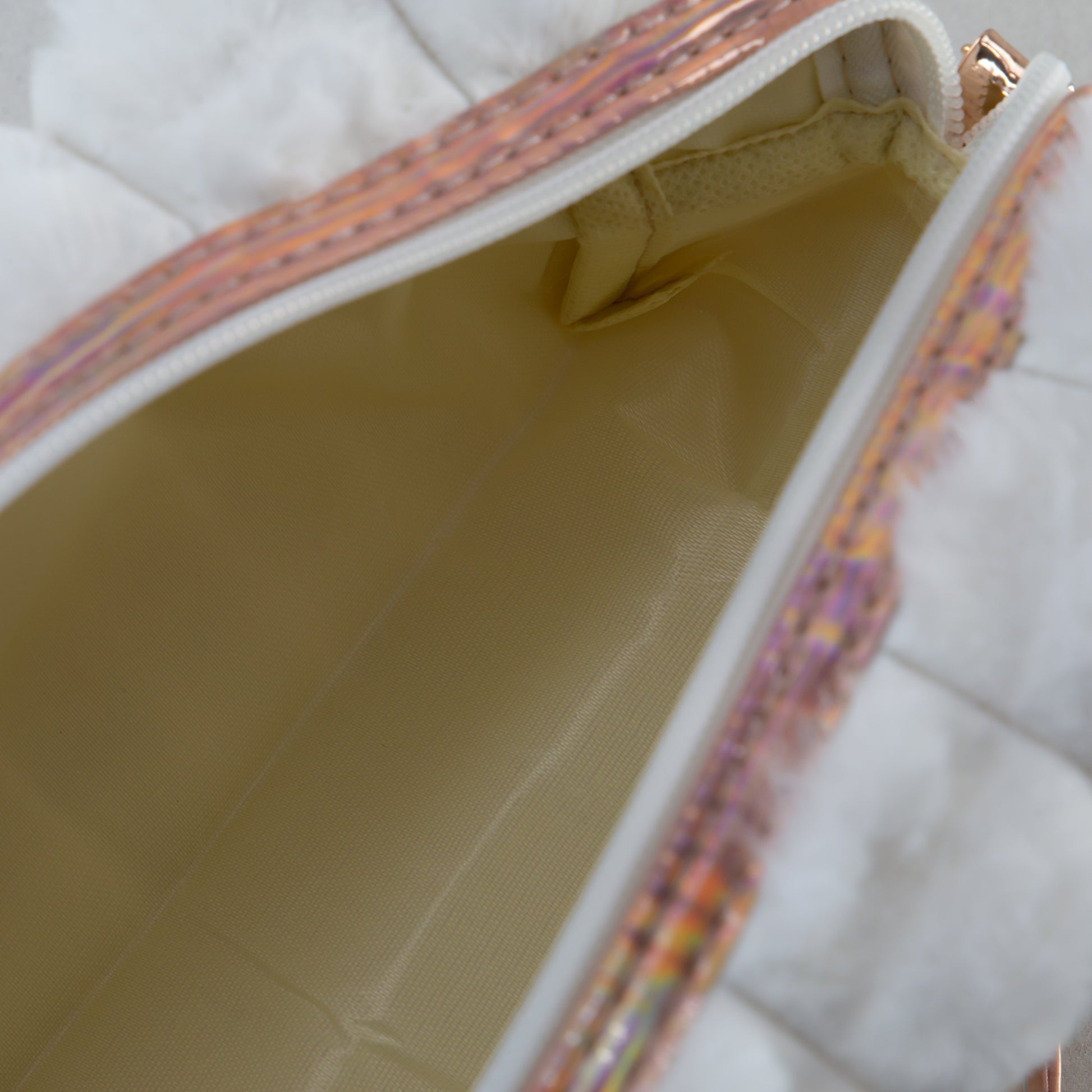 Geantă cosmetice pufoasă - Alb