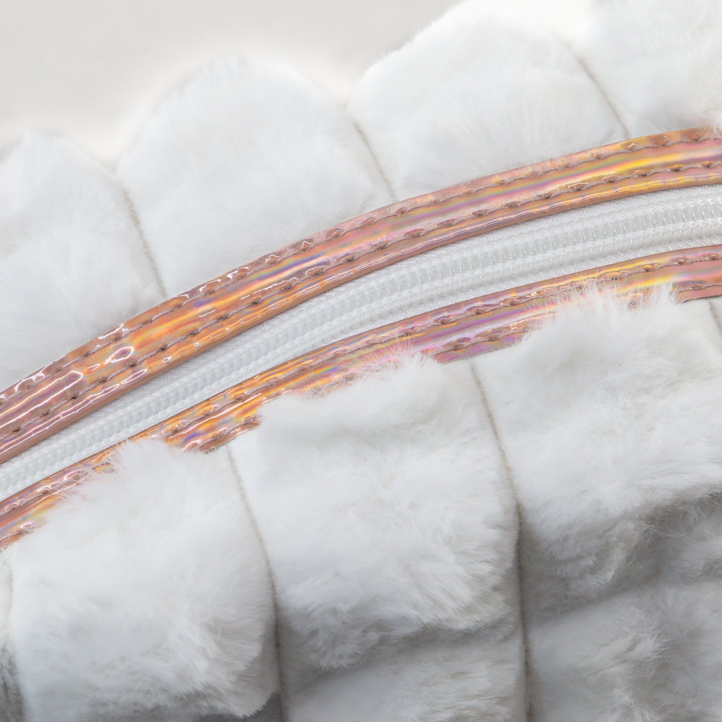 Geantă cosmetice pufoasă - Alb