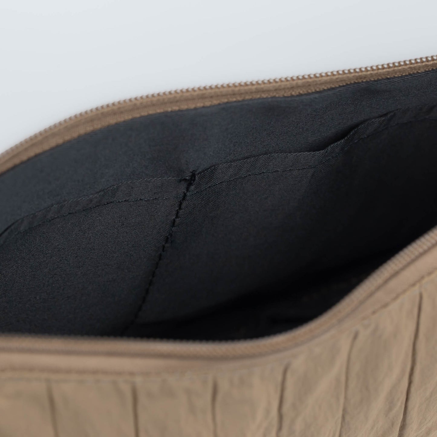 Geantă crossbody semilună - Maro