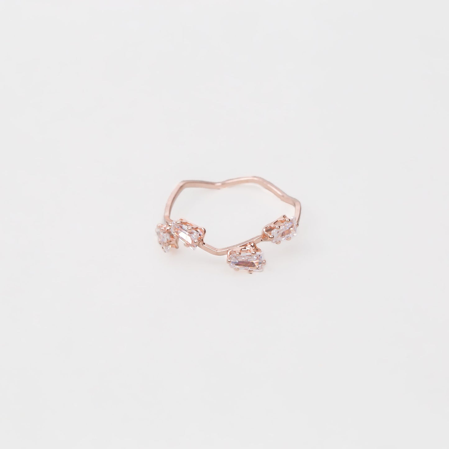 Inel ondulat cu pietre delicate - Auriu