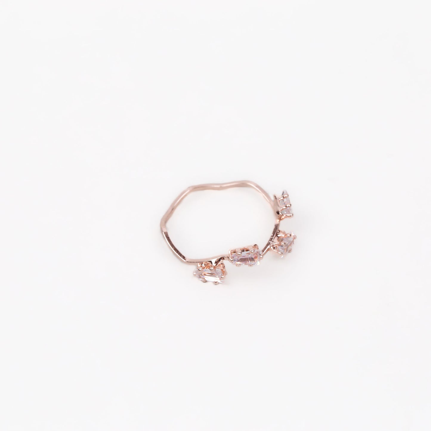 Inel ondulat cu pietre delicate - Auriu
